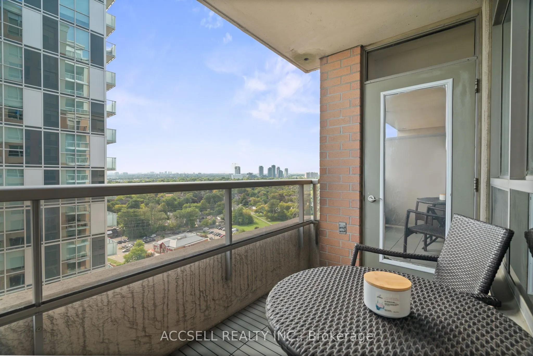 5233 Dundas Street W, #1816