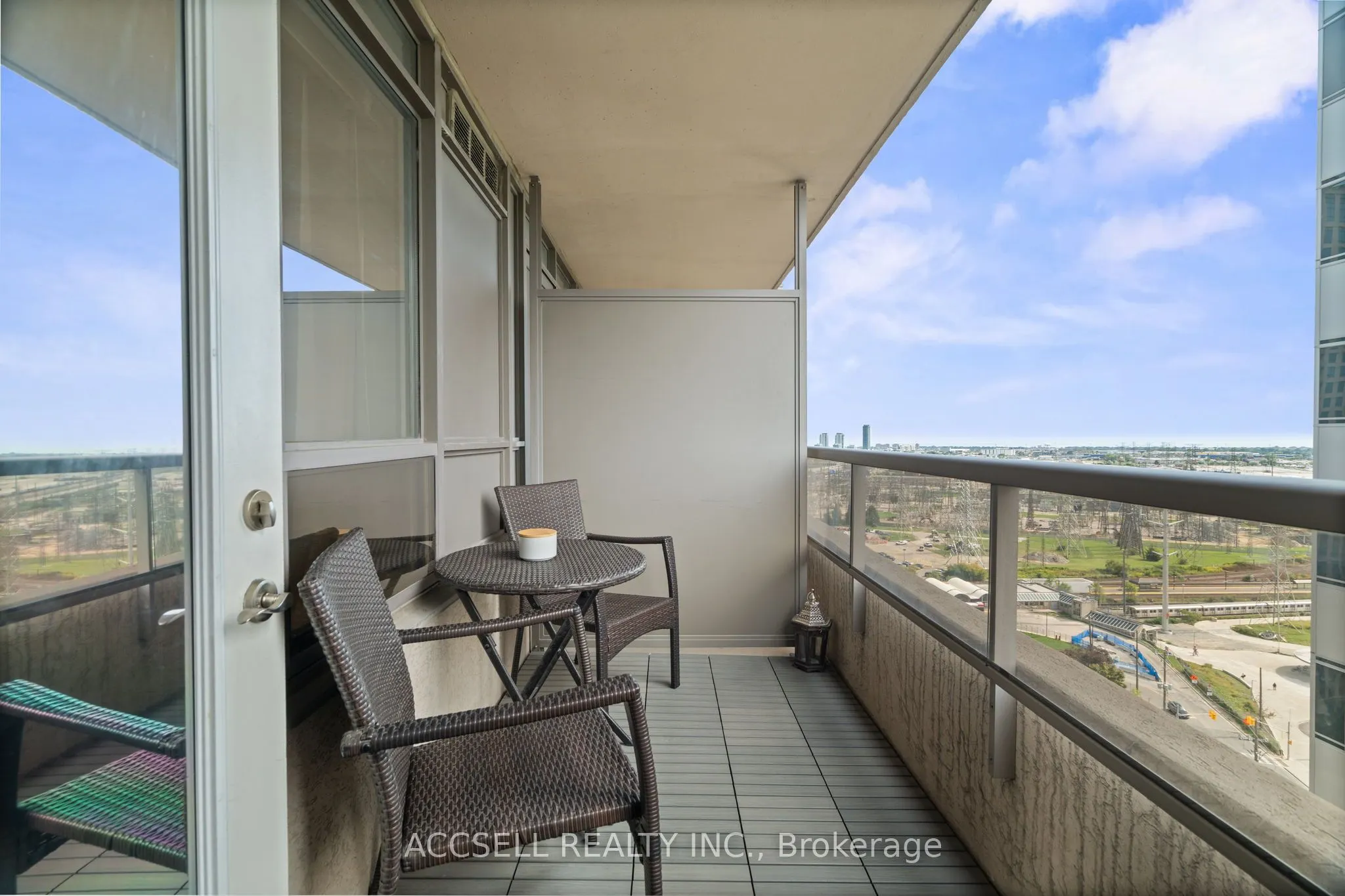 5233 Dundas Street W, #1816