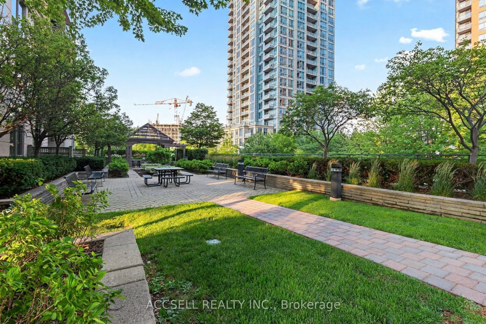 5233 Dundas Street W, #1816