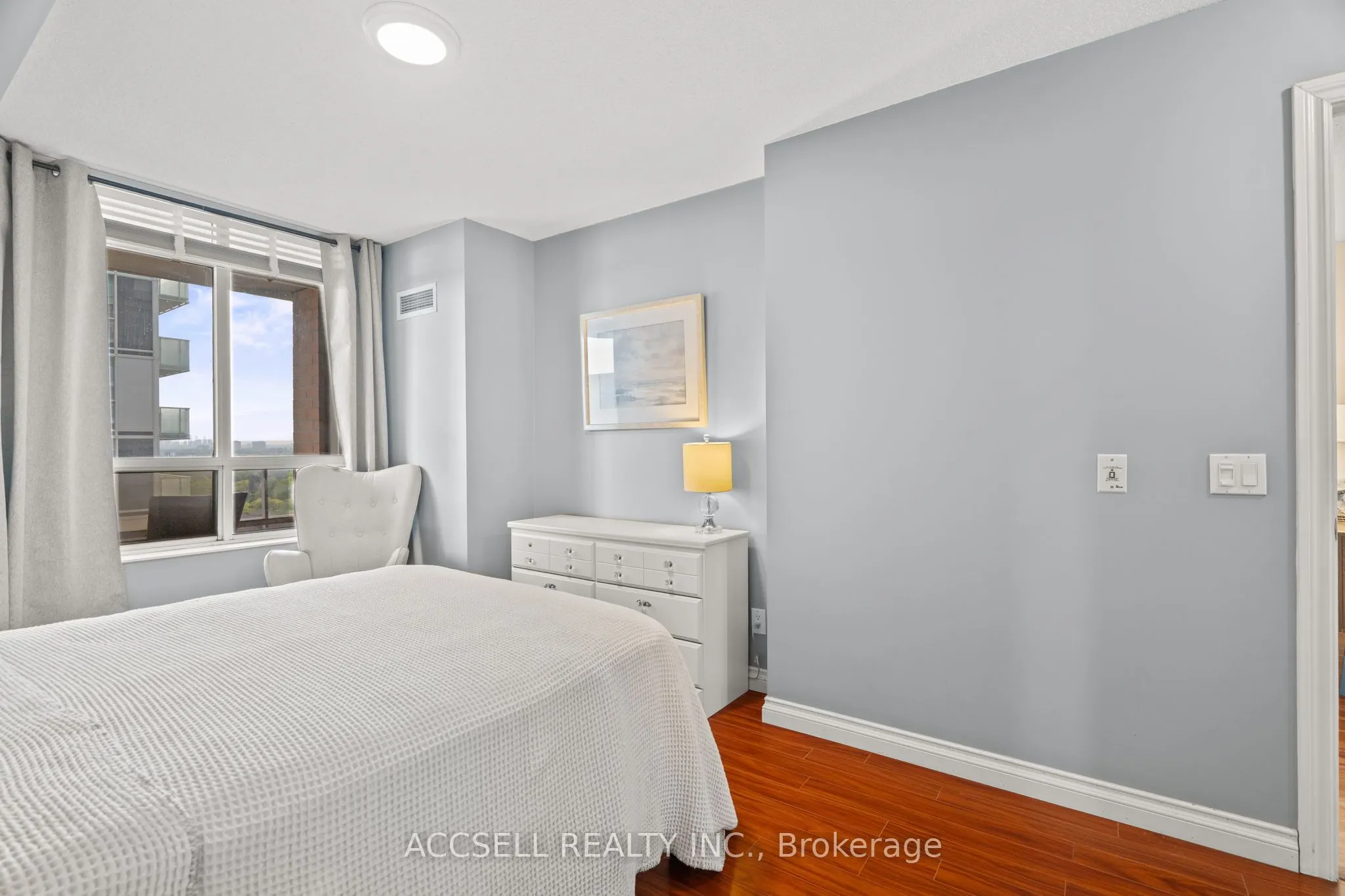 5233 Dundas Street W, #1816
