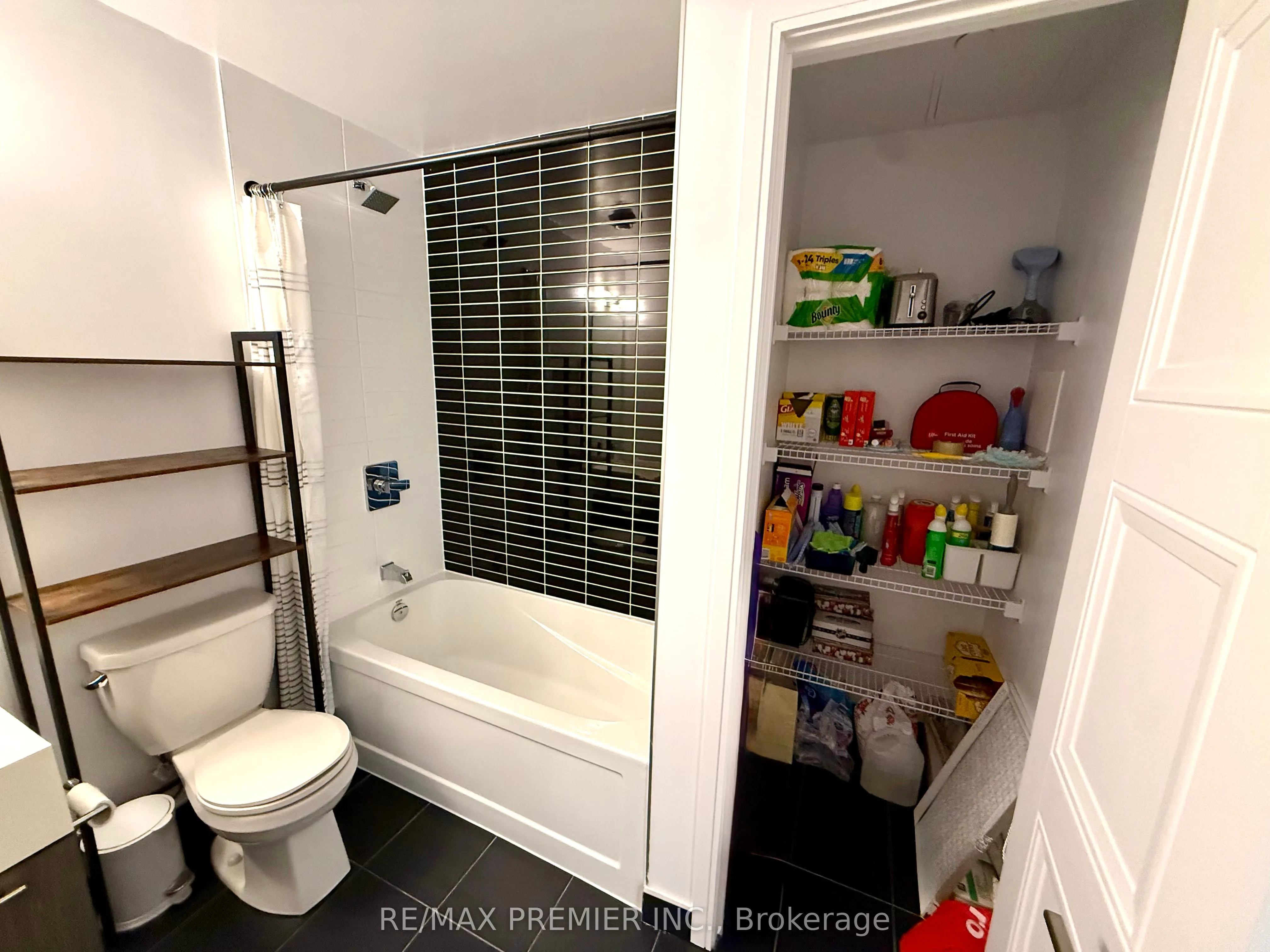 25 Neighbourhood Lane, #515