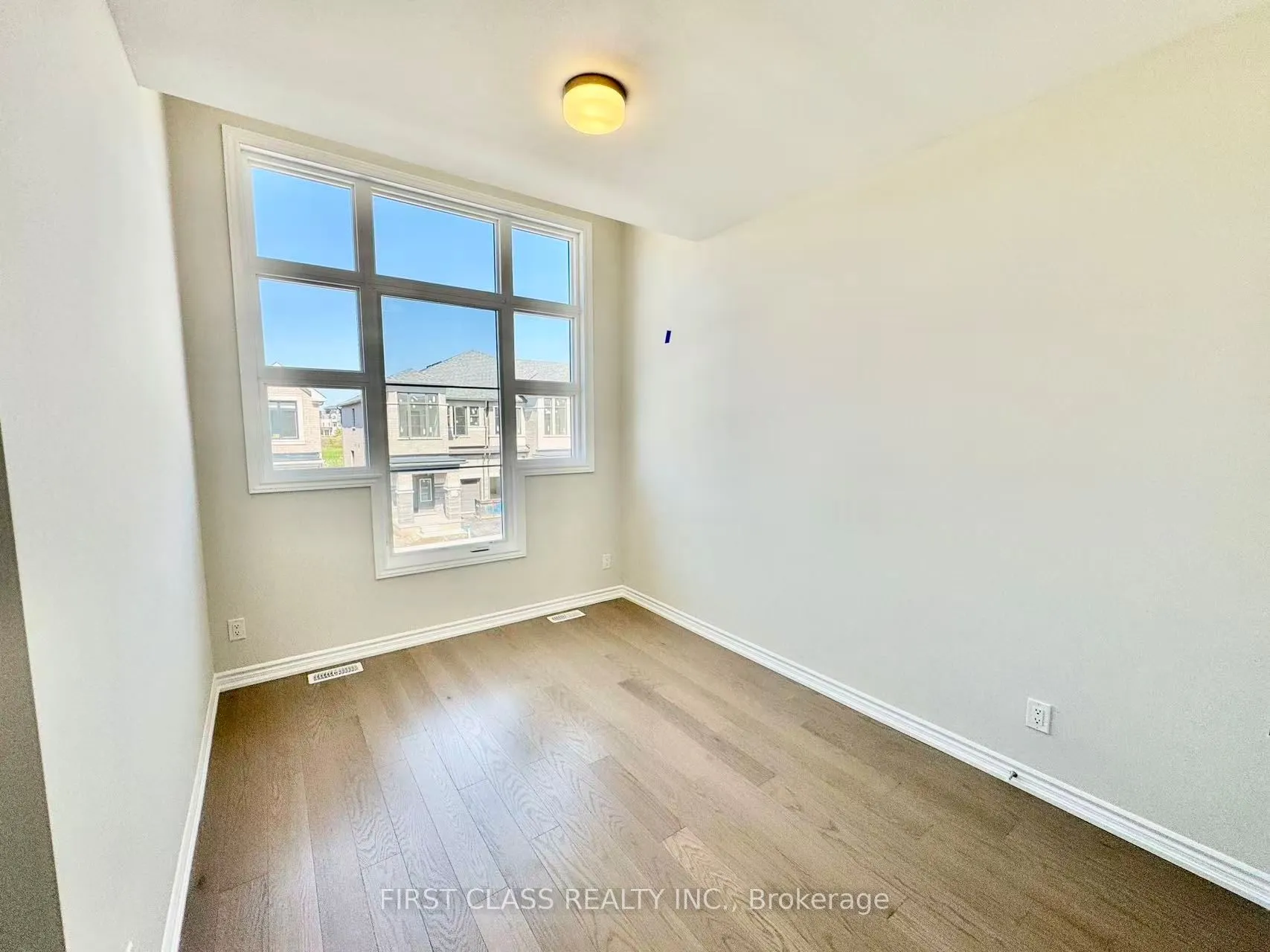 1199 Dartmouth Crescent