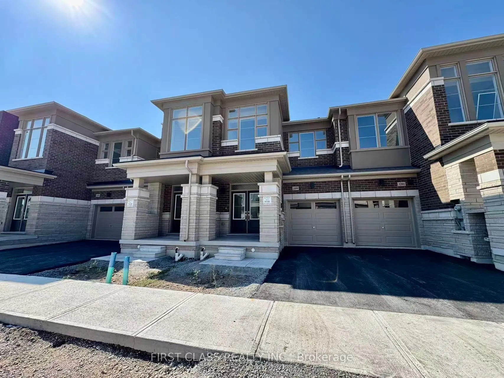 1199 Dartmouth Crescent