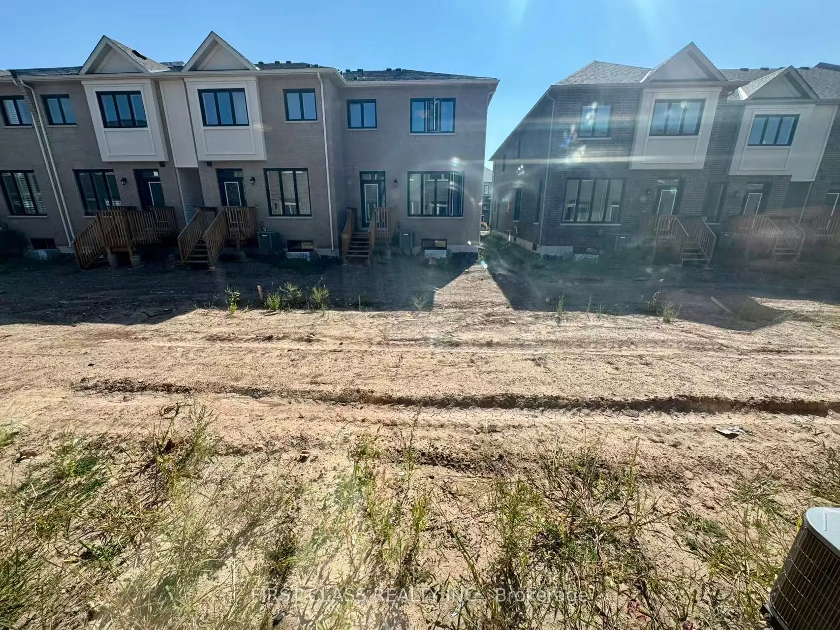 1199 Dartmouth Crescent