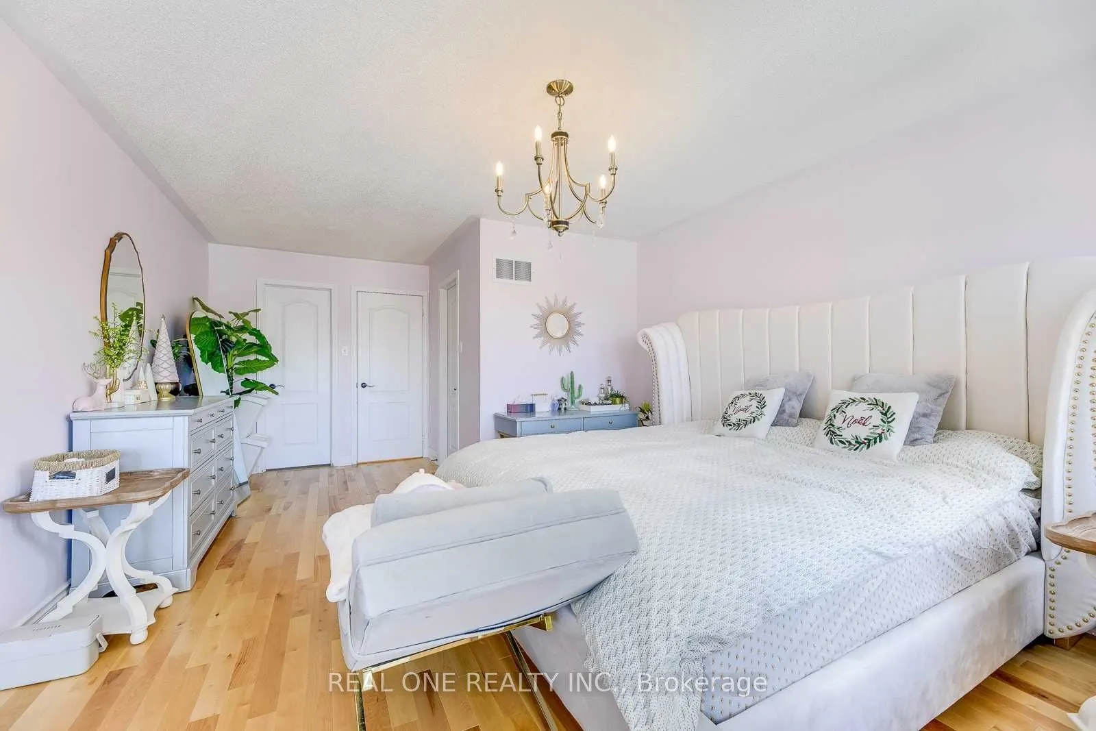 1342 Weir Chase