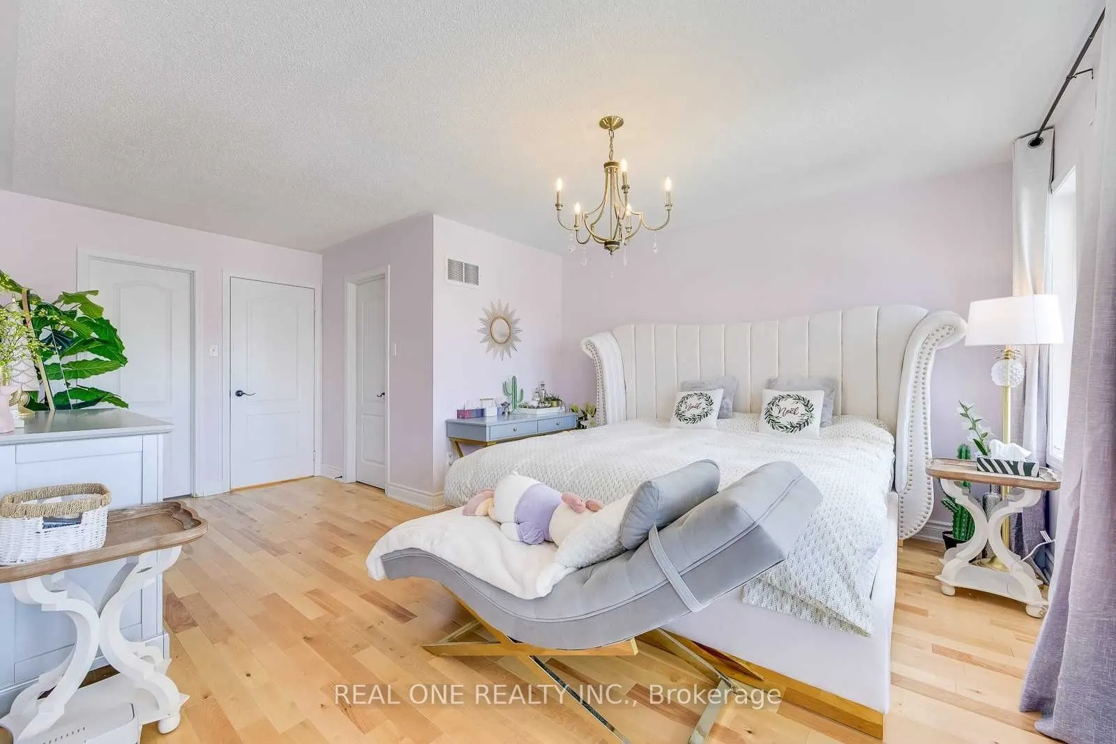 1342 Weir Chase