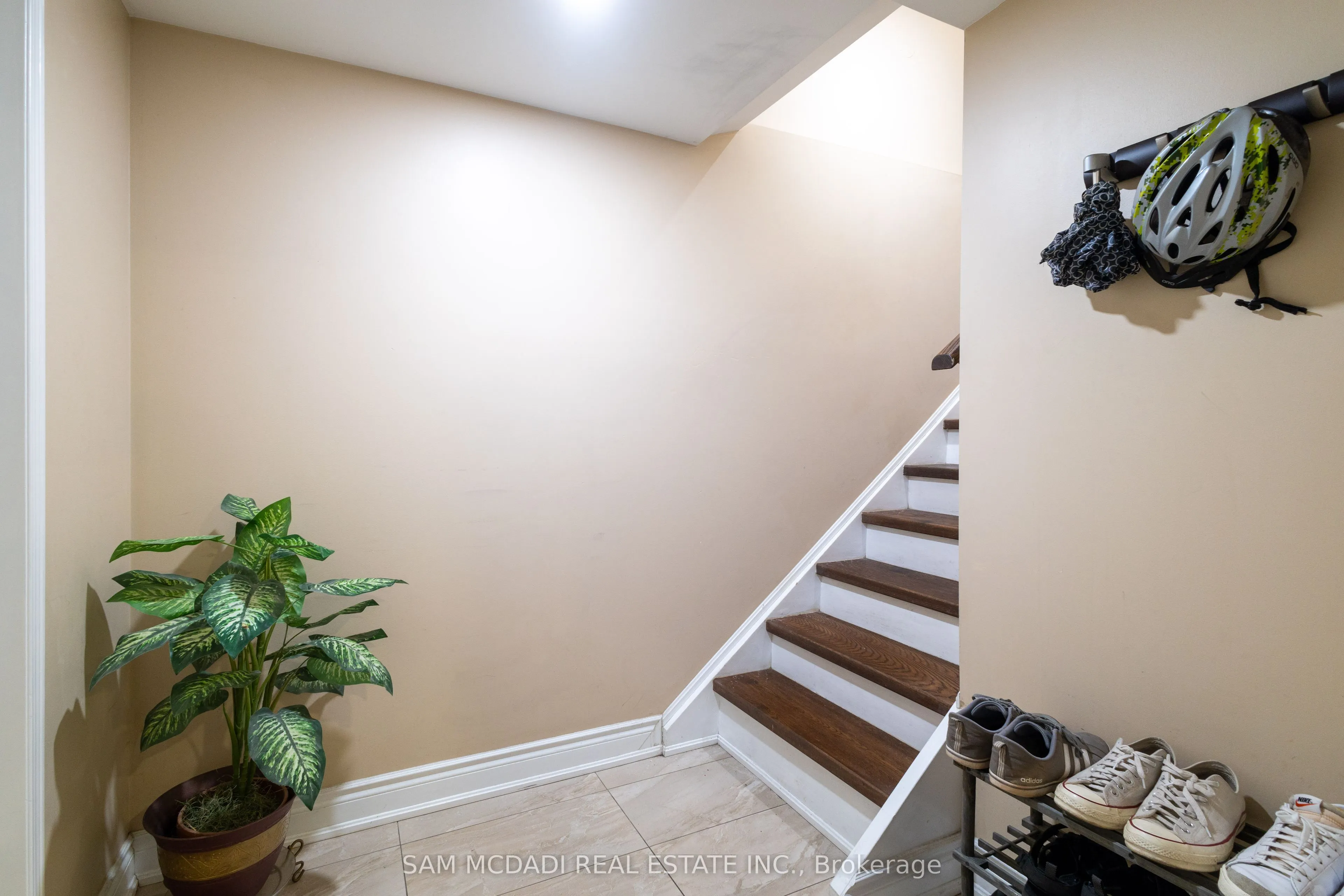 3183 Valcourt Crescent