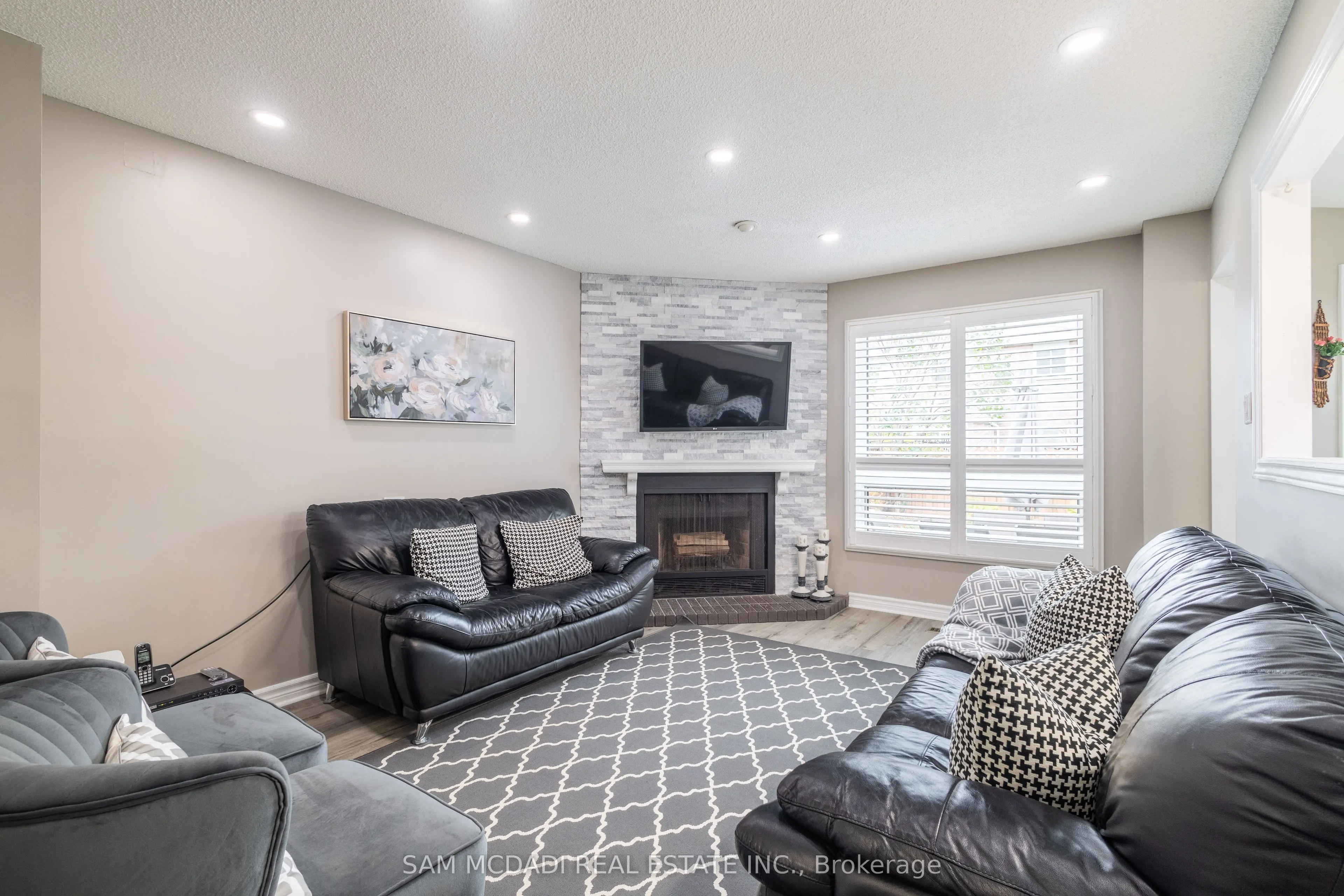 3183 Valcourt Crescent
