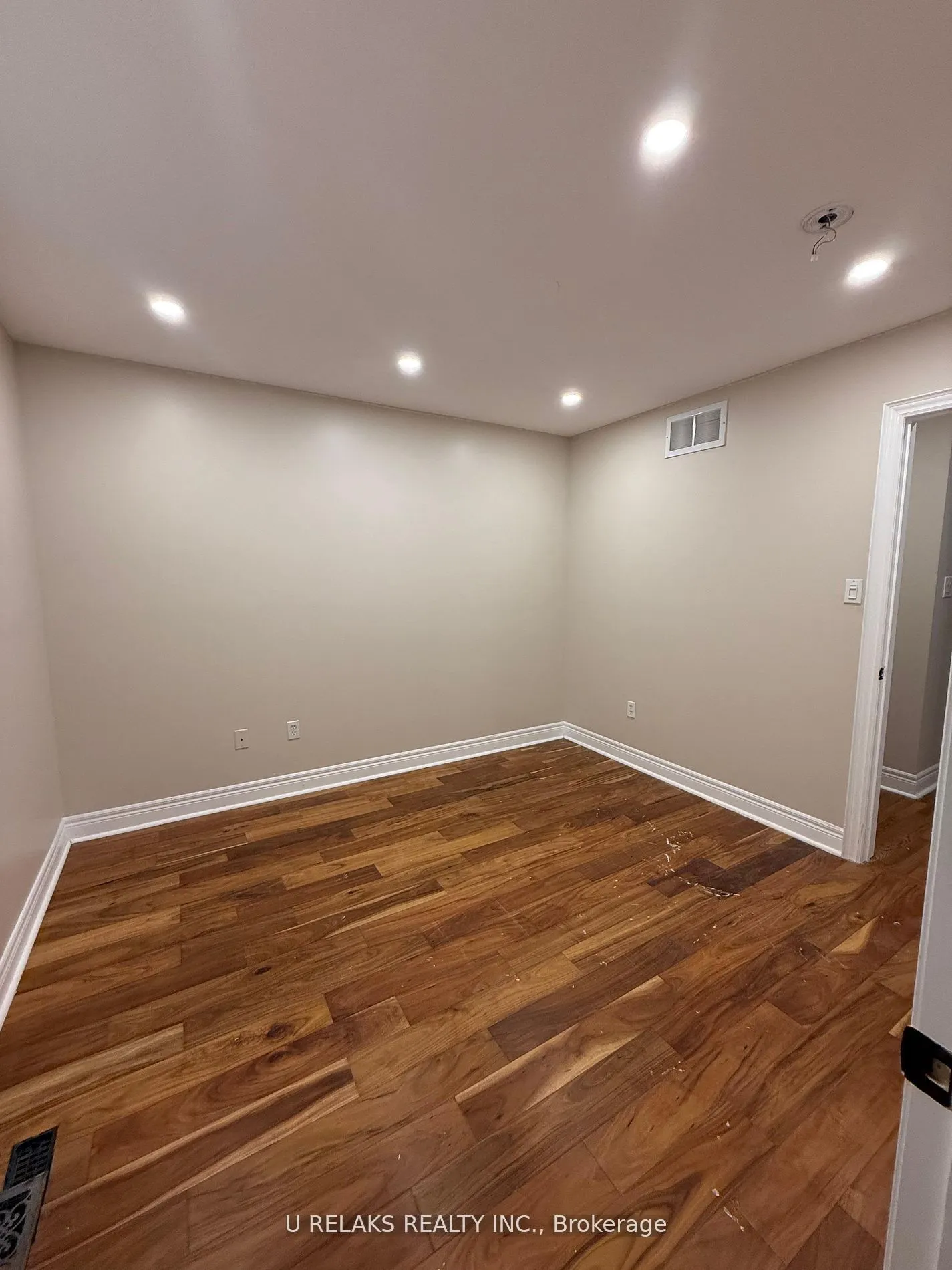 3681 Bloomington Crescent
