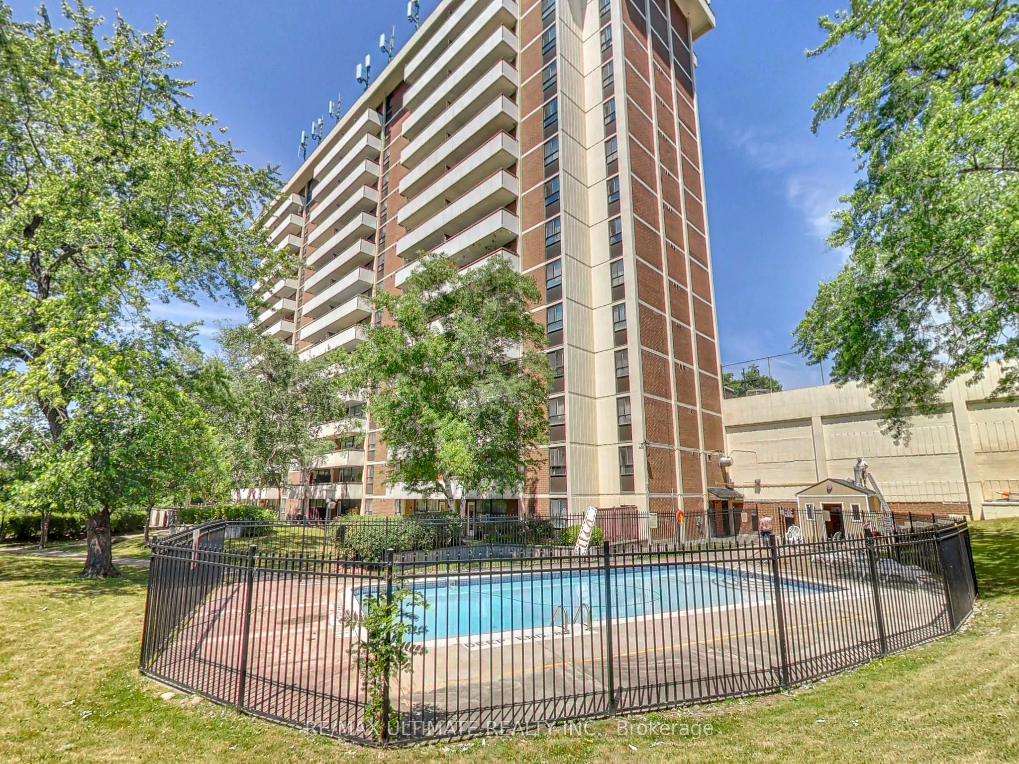541 Blackthorn Avenue, #907