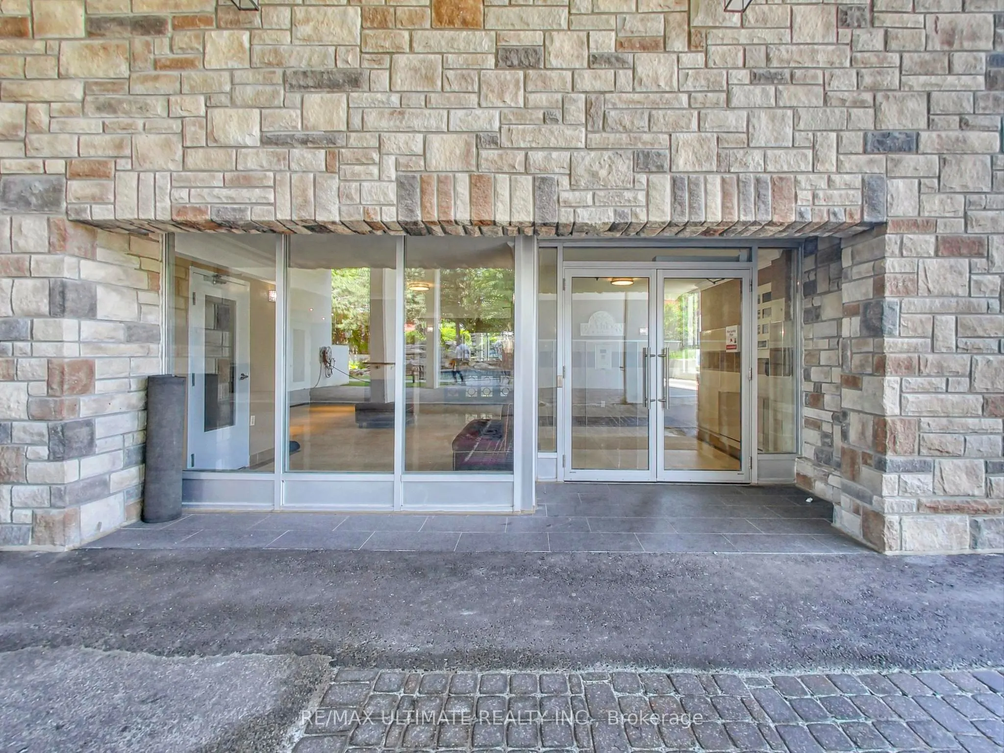 541 Blackthorn Avenue, #907