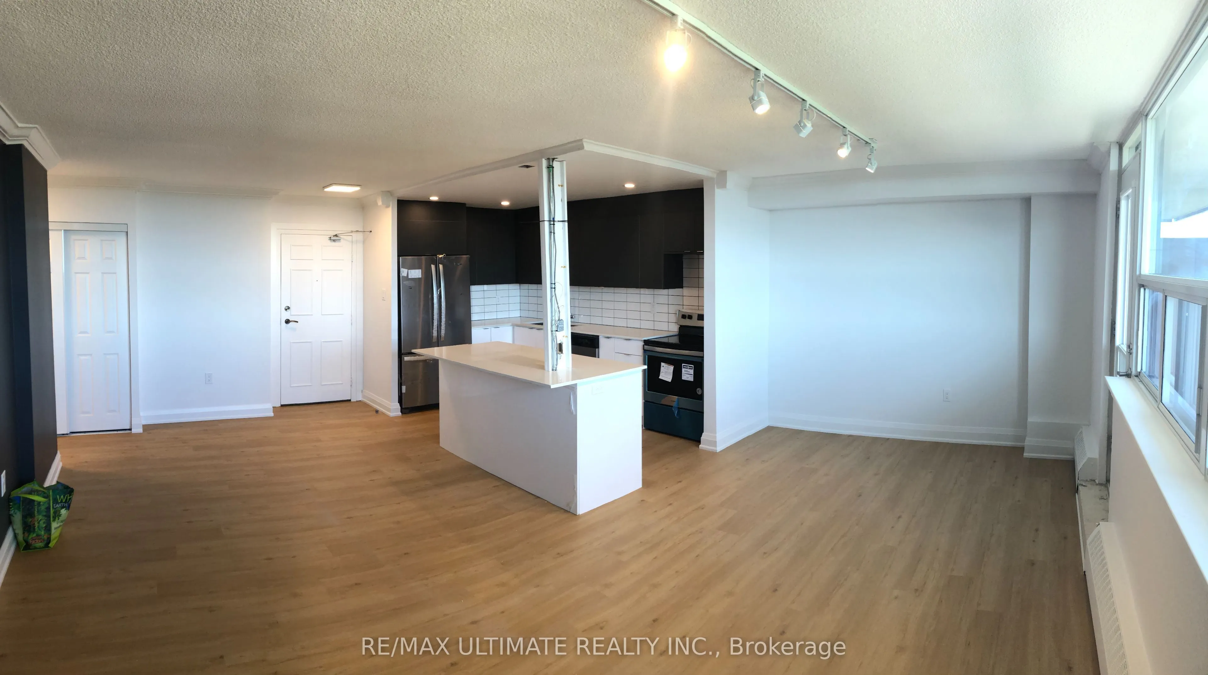 541 Blackthorn Avenue, #907