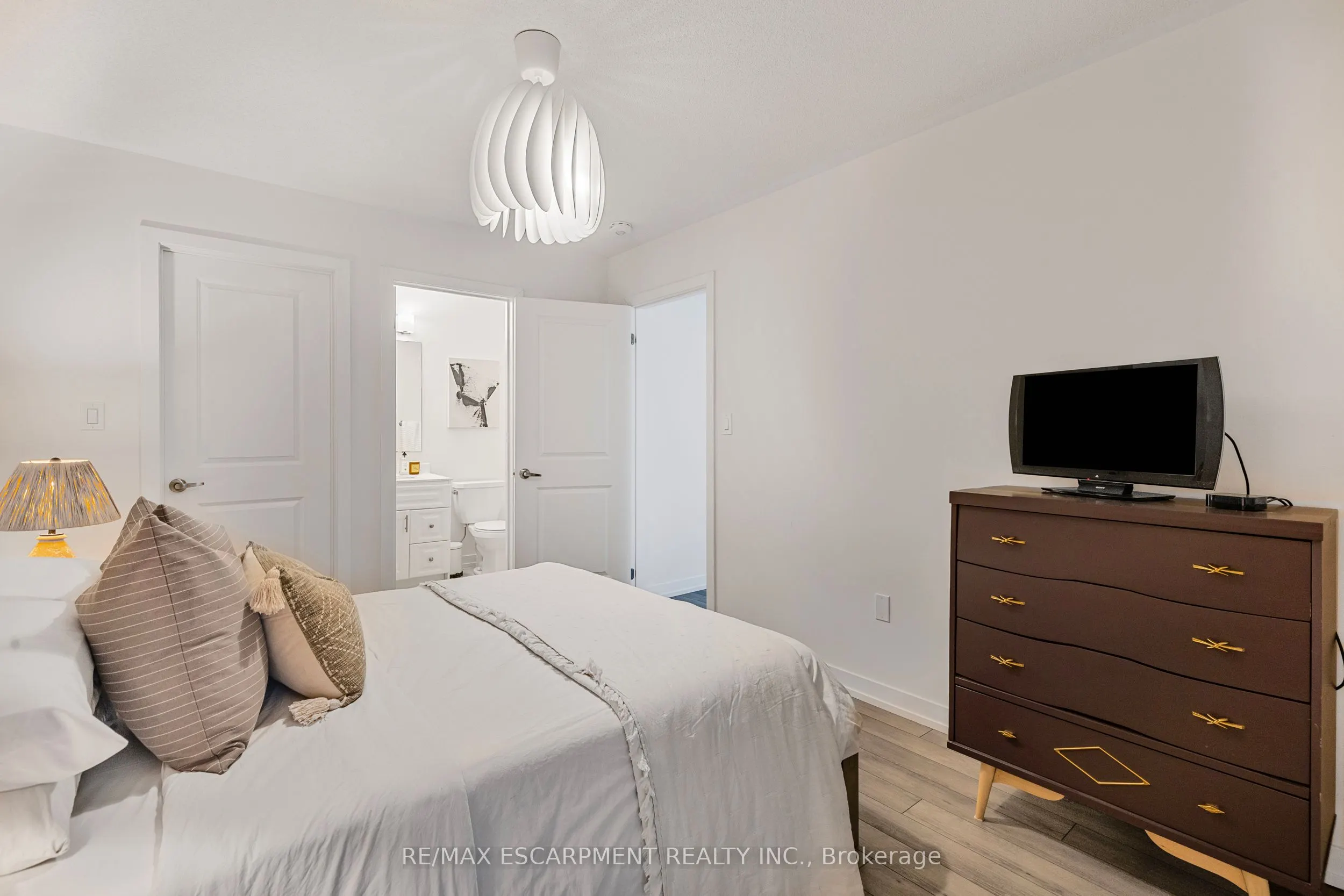1543 Hilson Heights