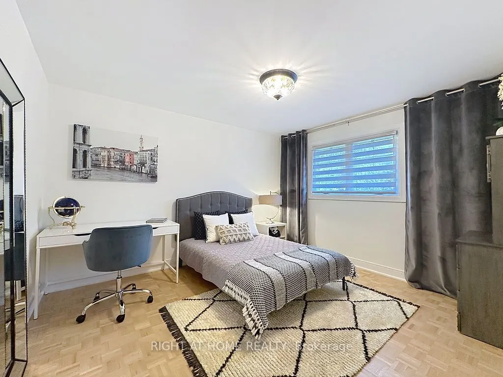 1986 Roy Ivor Crescent