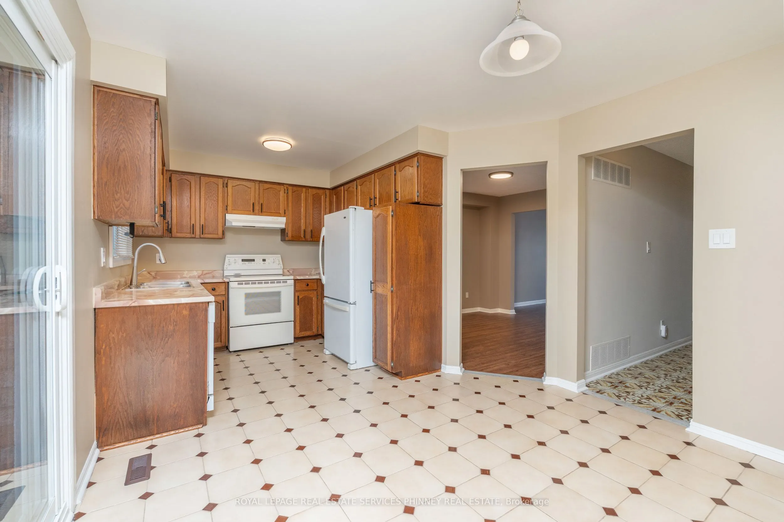 1005 Queen Street W