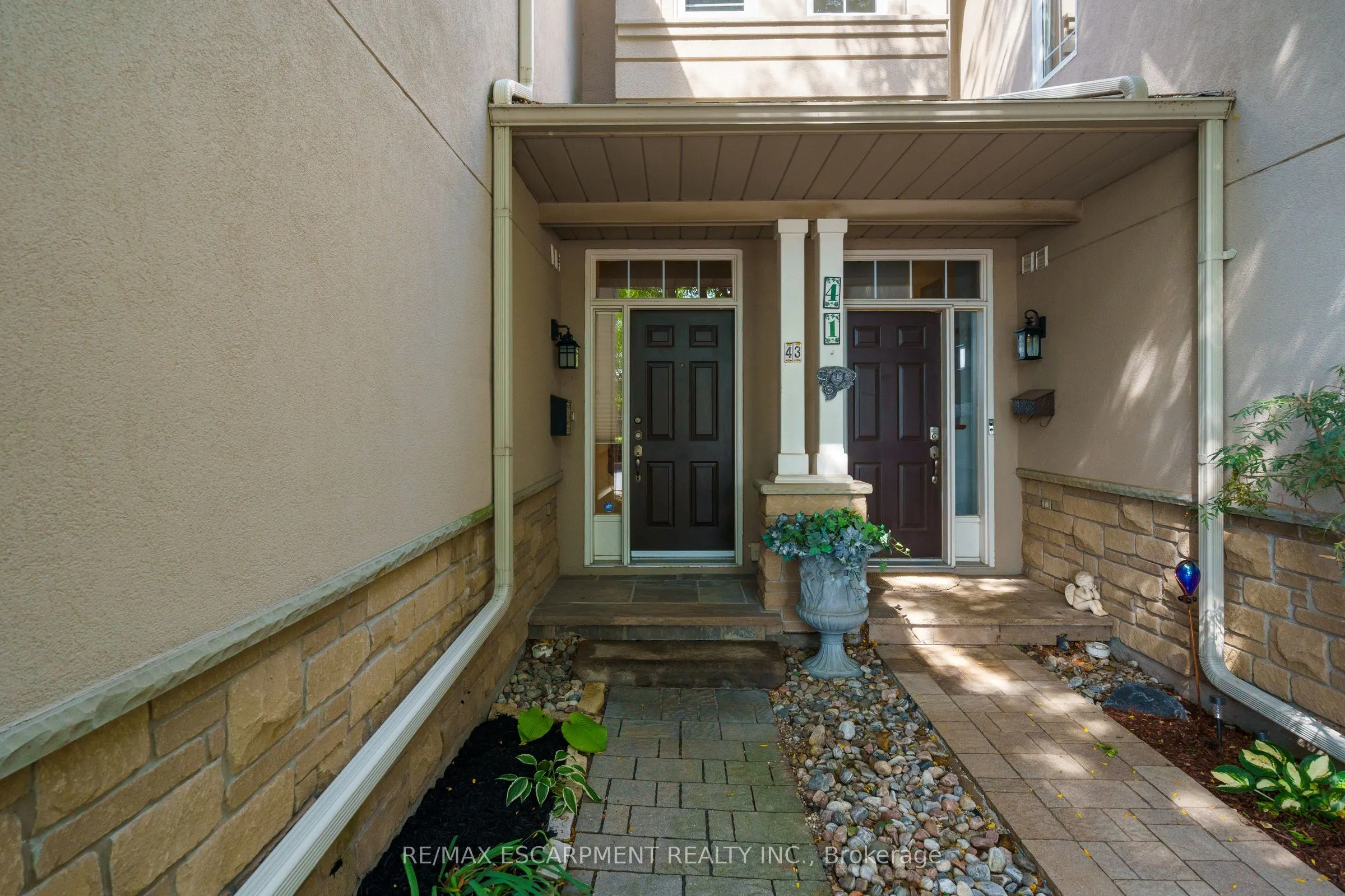 43 Fairwood Place W