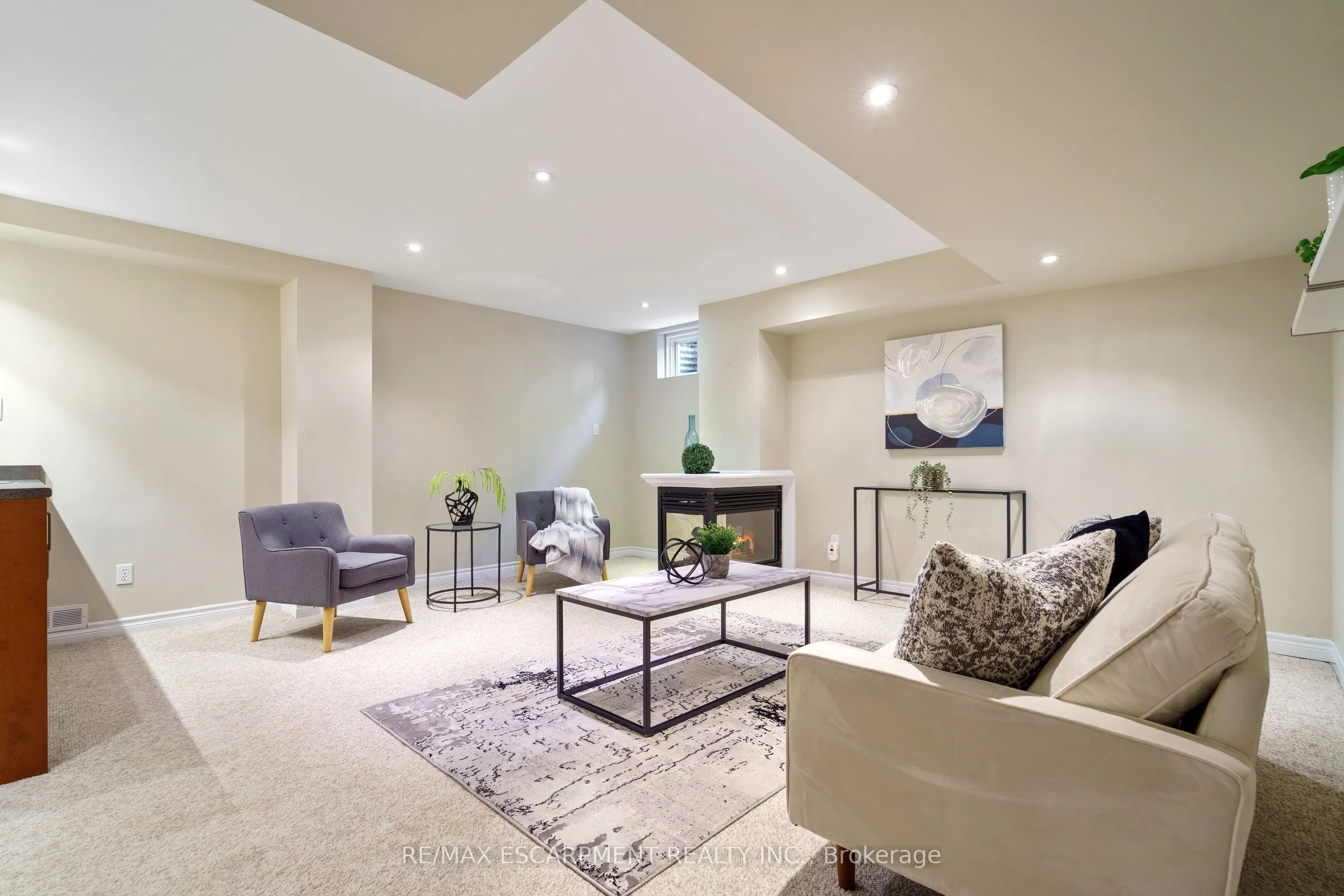 43 Fairwood Place W