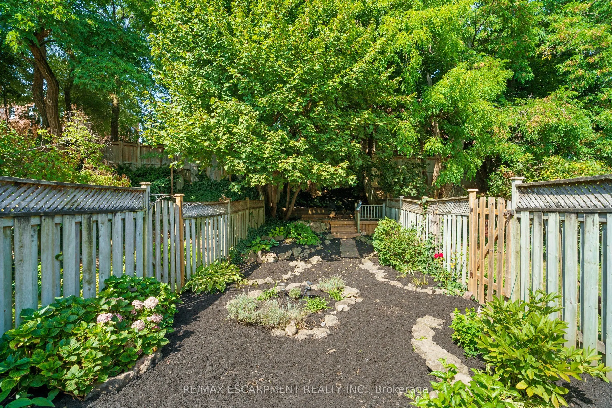 43 Fairwood Place W