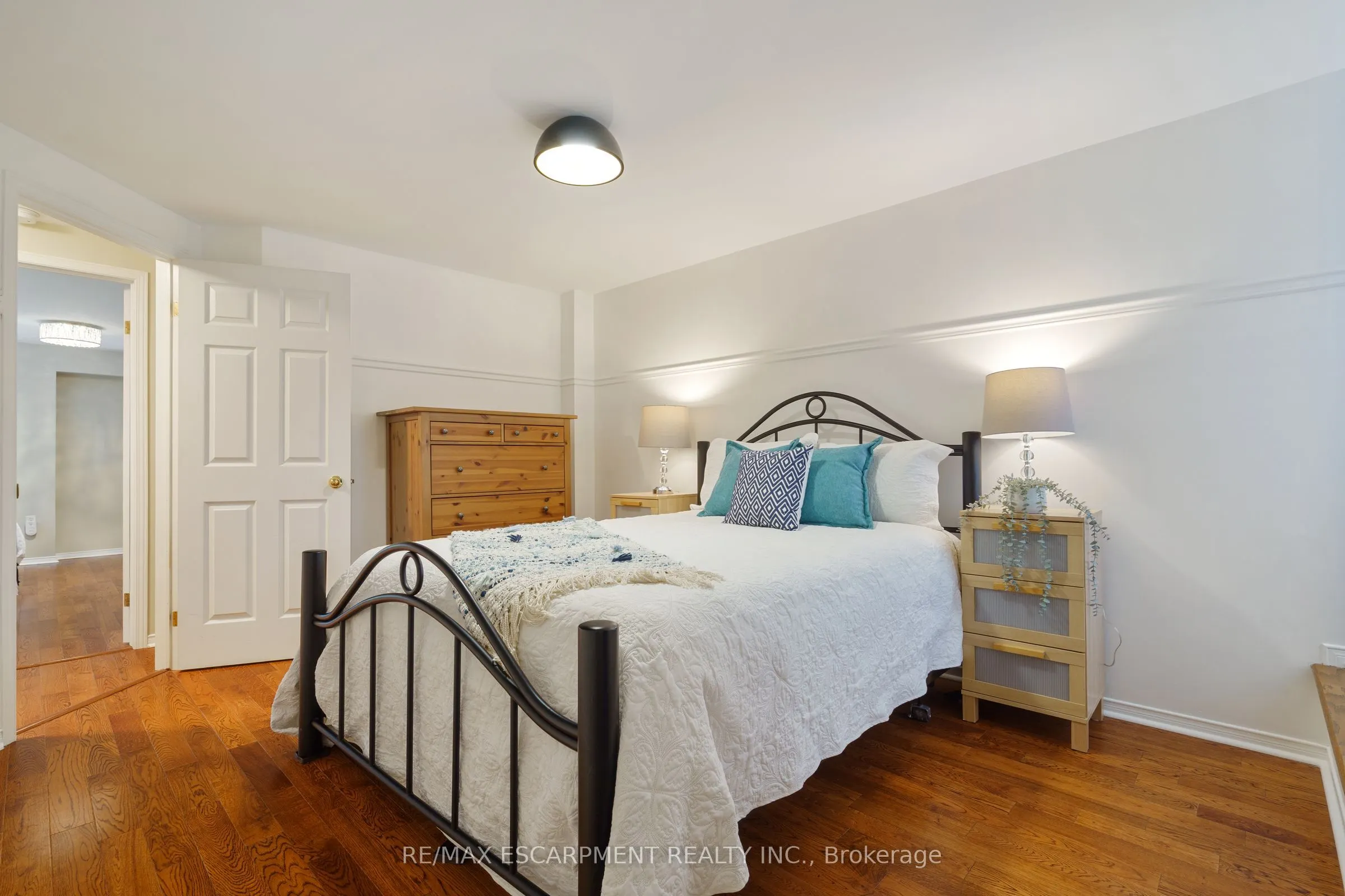 43 Fairwood Place W
