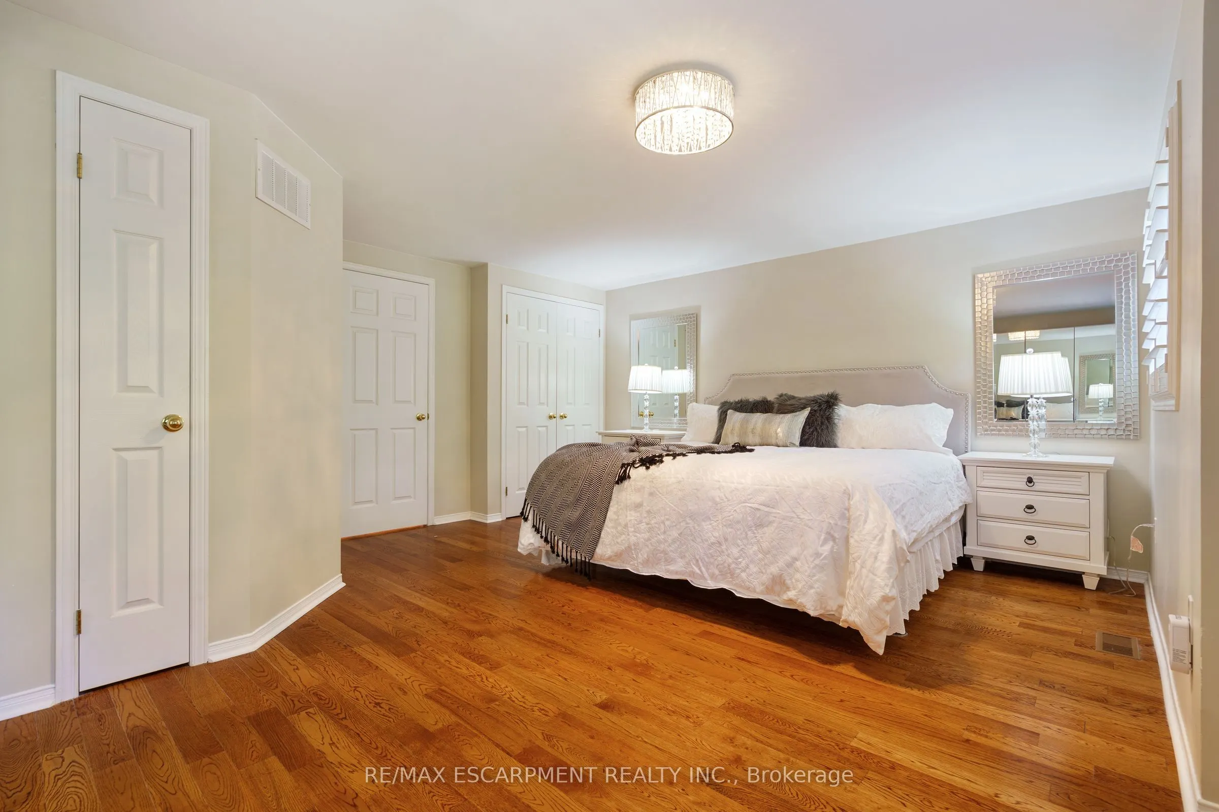 43 Fairwood Place W