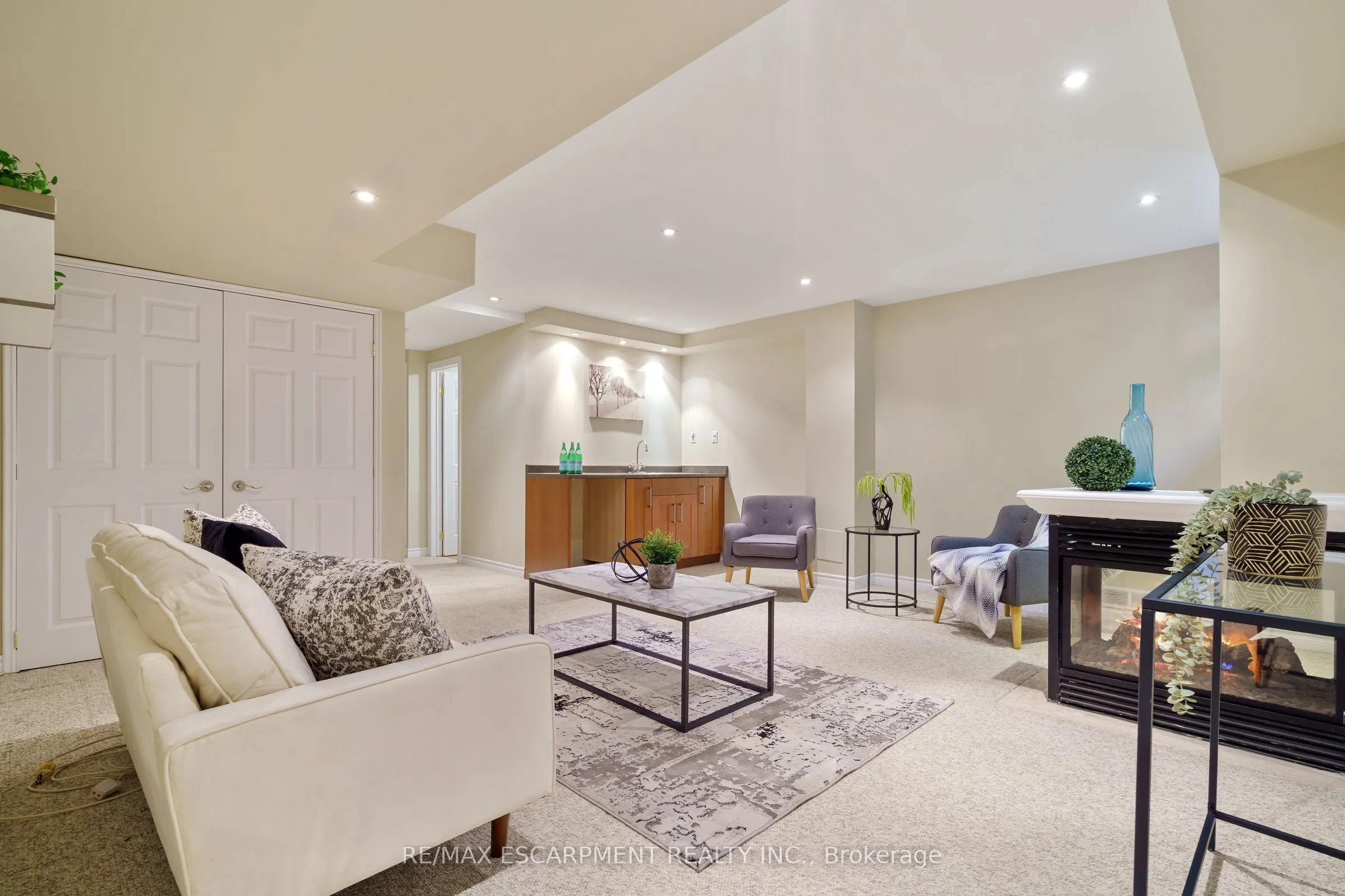 43 Fairwood Place W