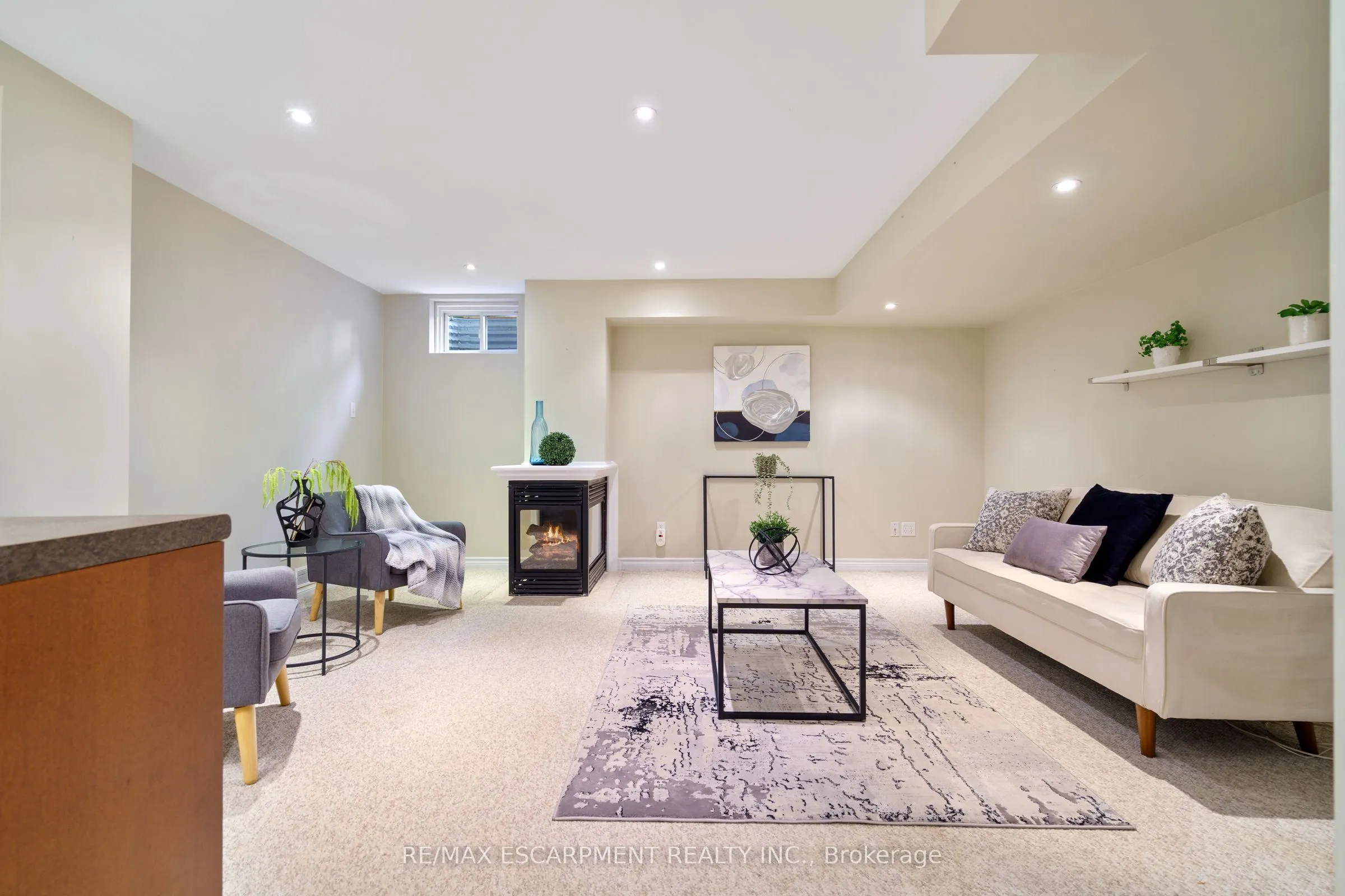 43 Fairwood Place W