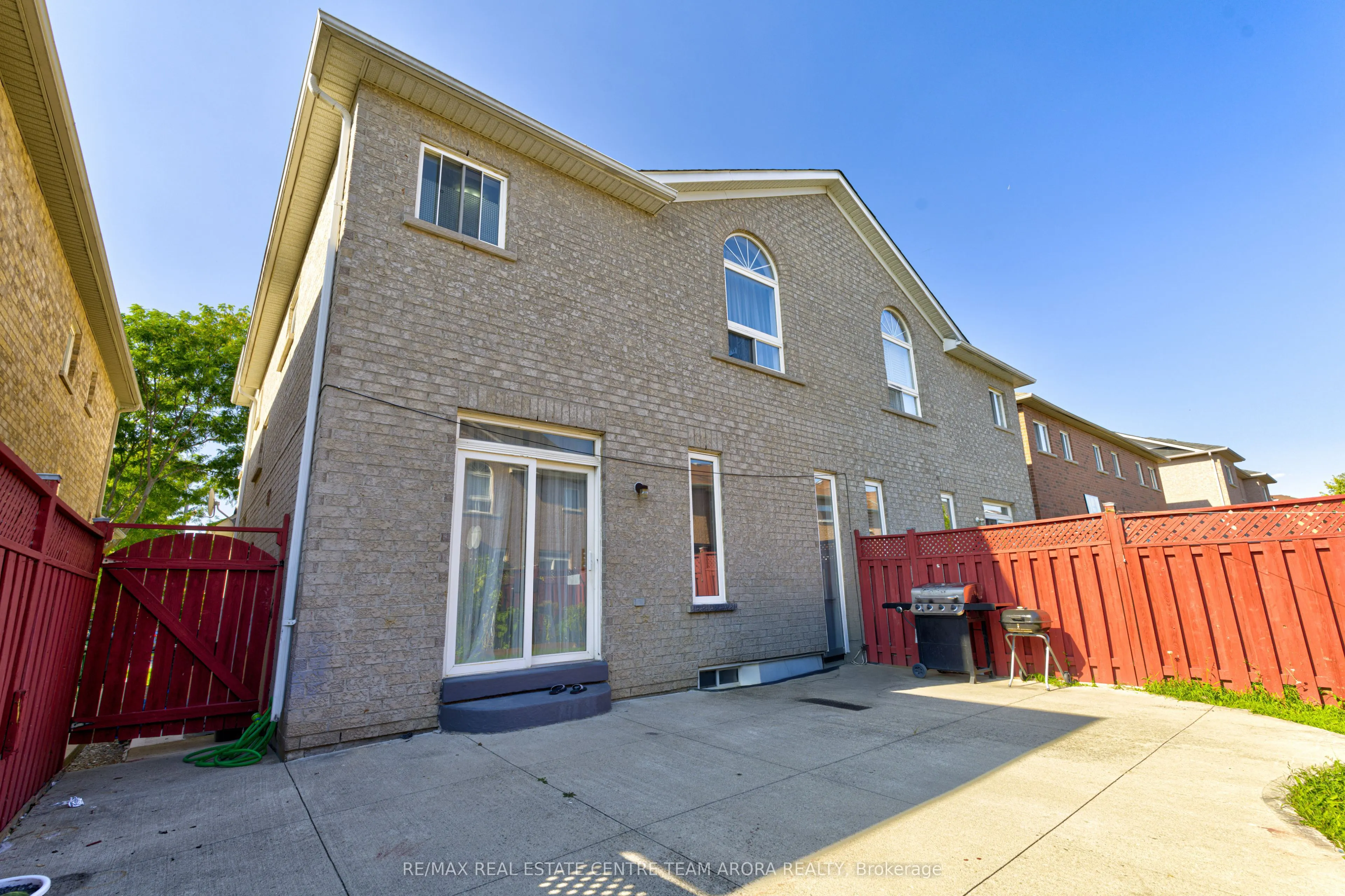 65 Pergola Way