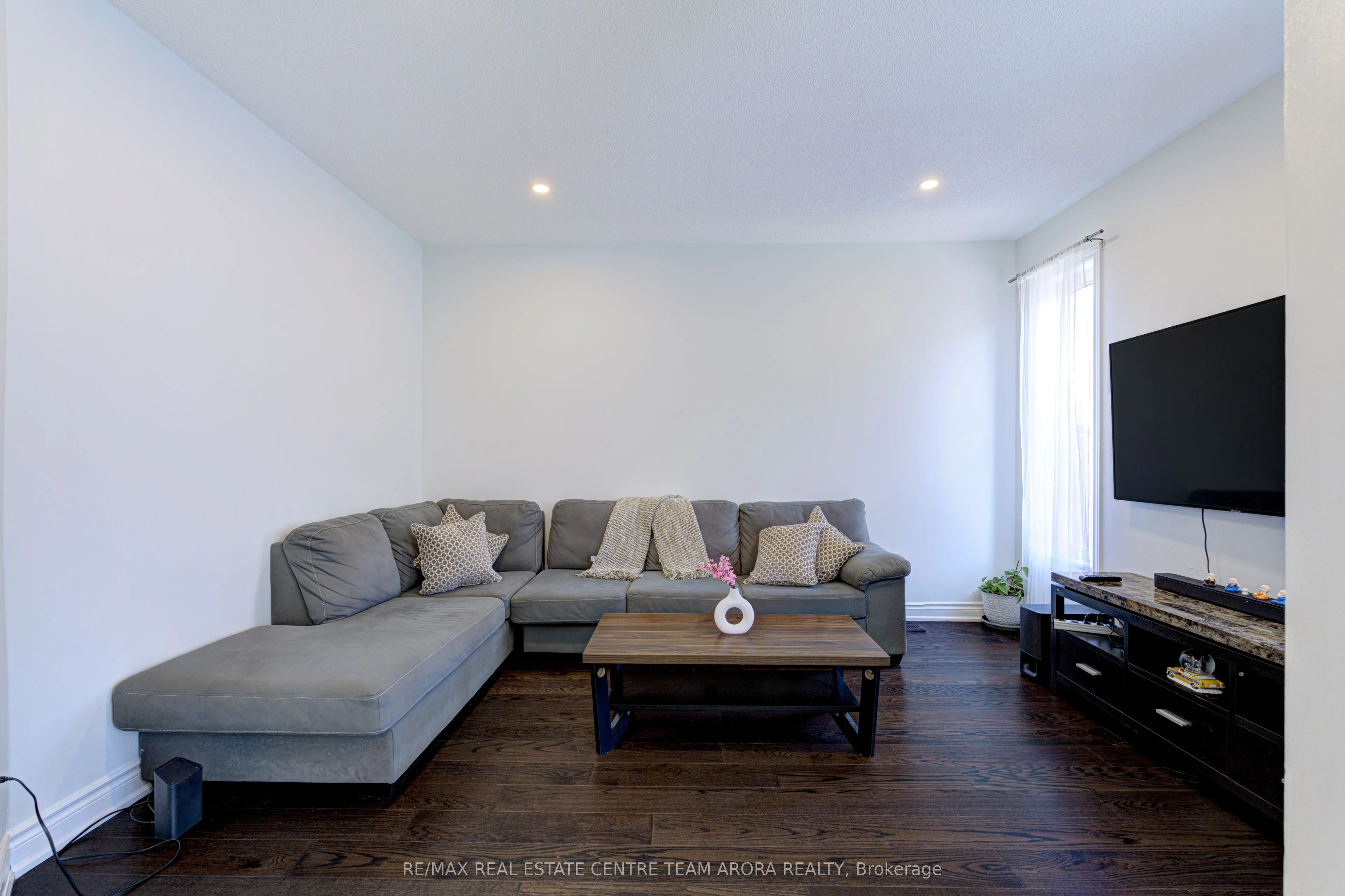 65 Pergola Way