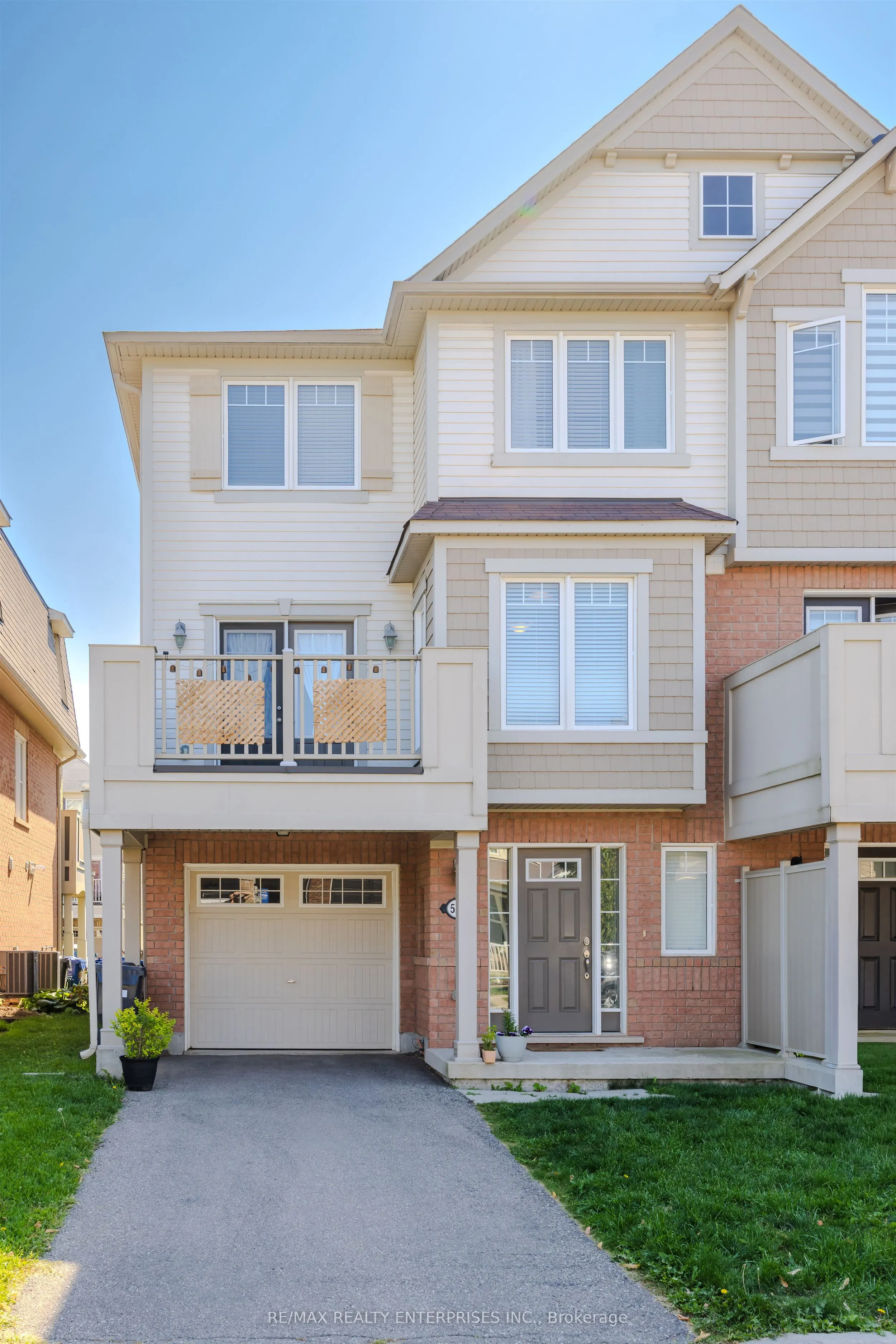 568 Attenborough Terrace