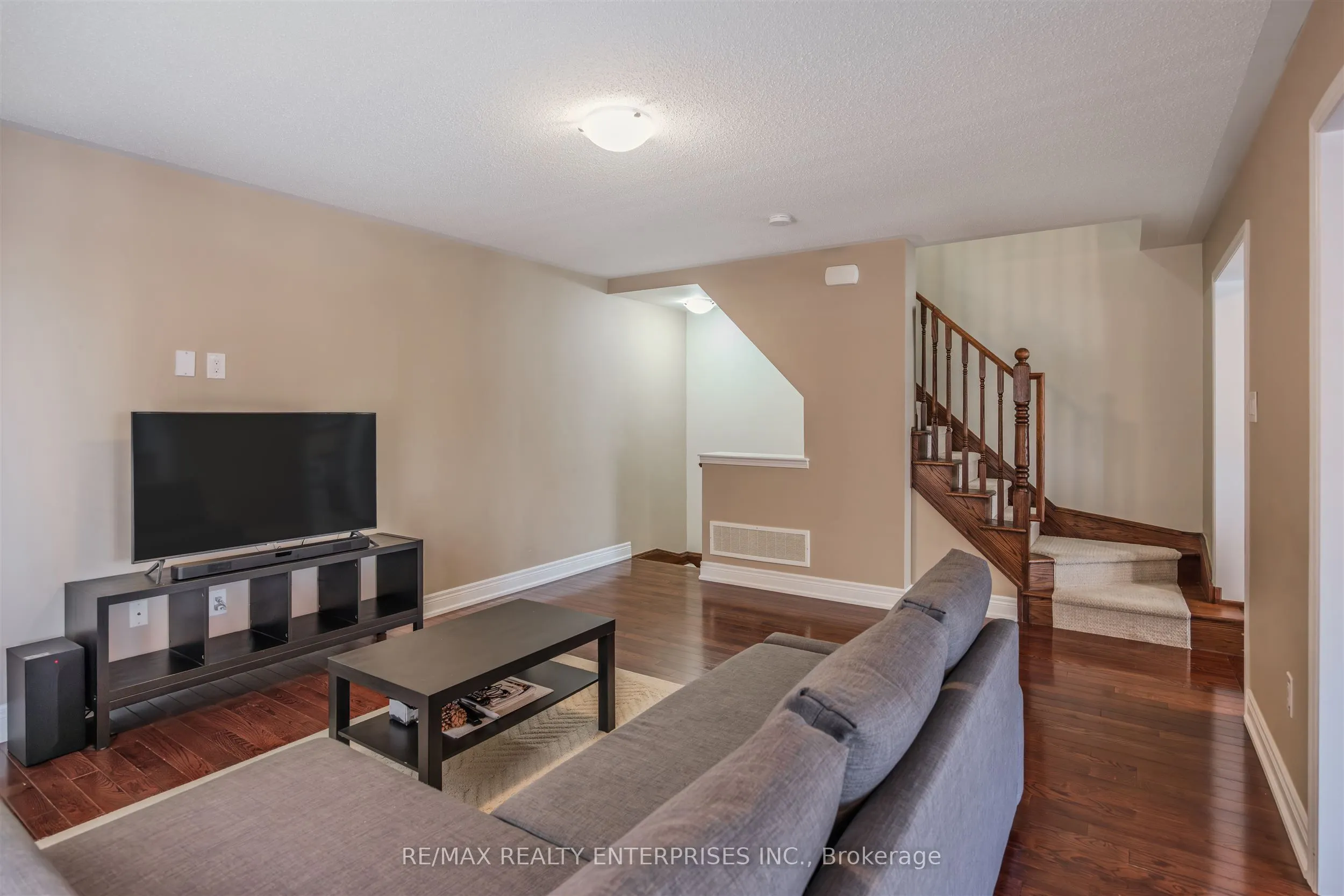 568 Attenborough Terrace