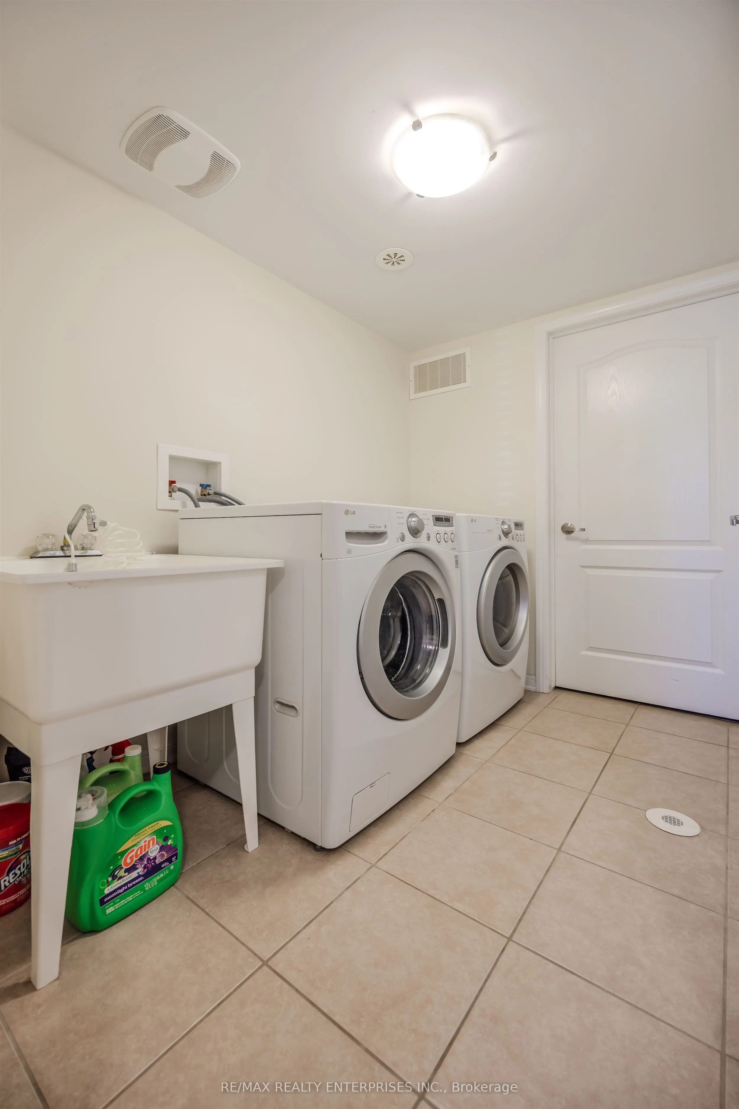 568 Attenborough Terrace