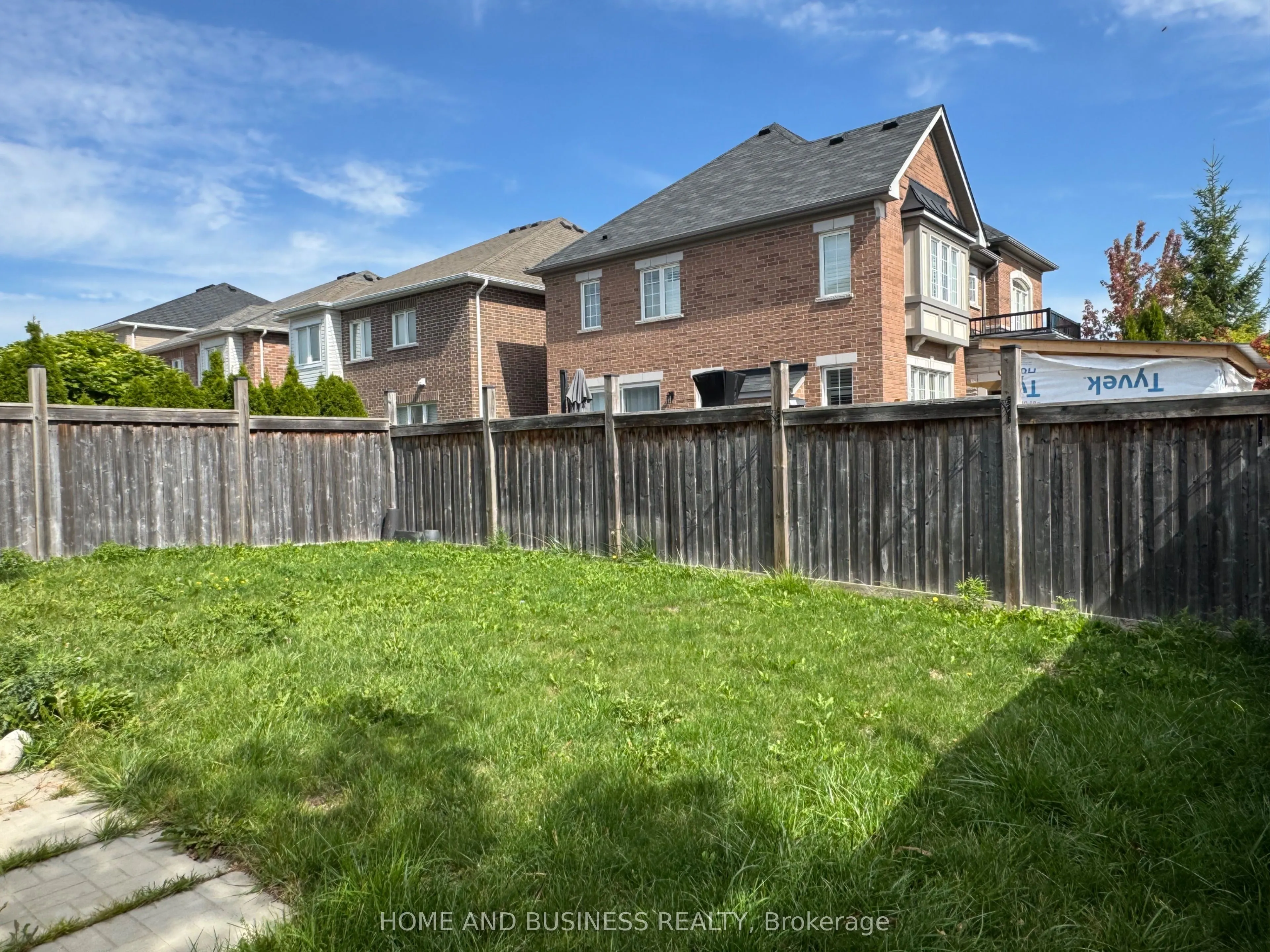 939 PENSON Crescent