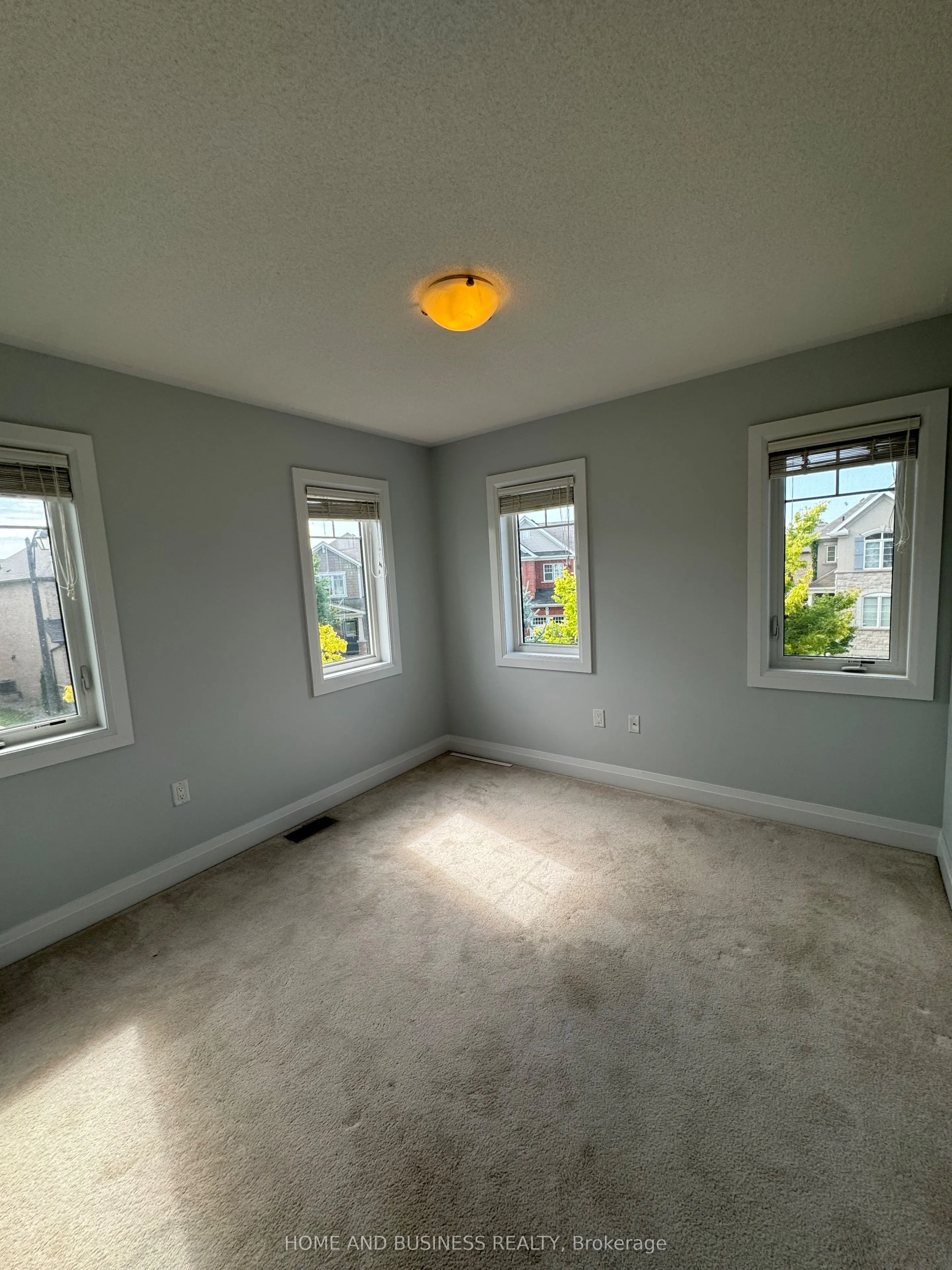 939 PENSON Crescent