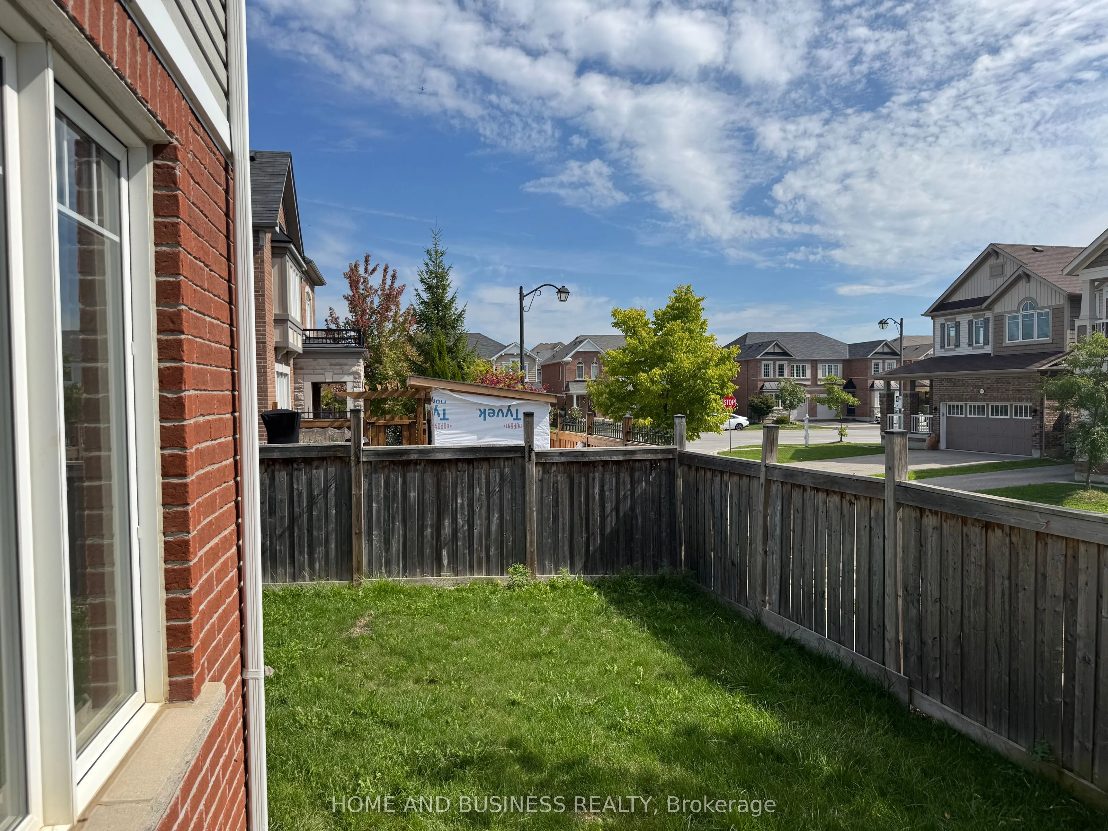939 PENSON Crescent