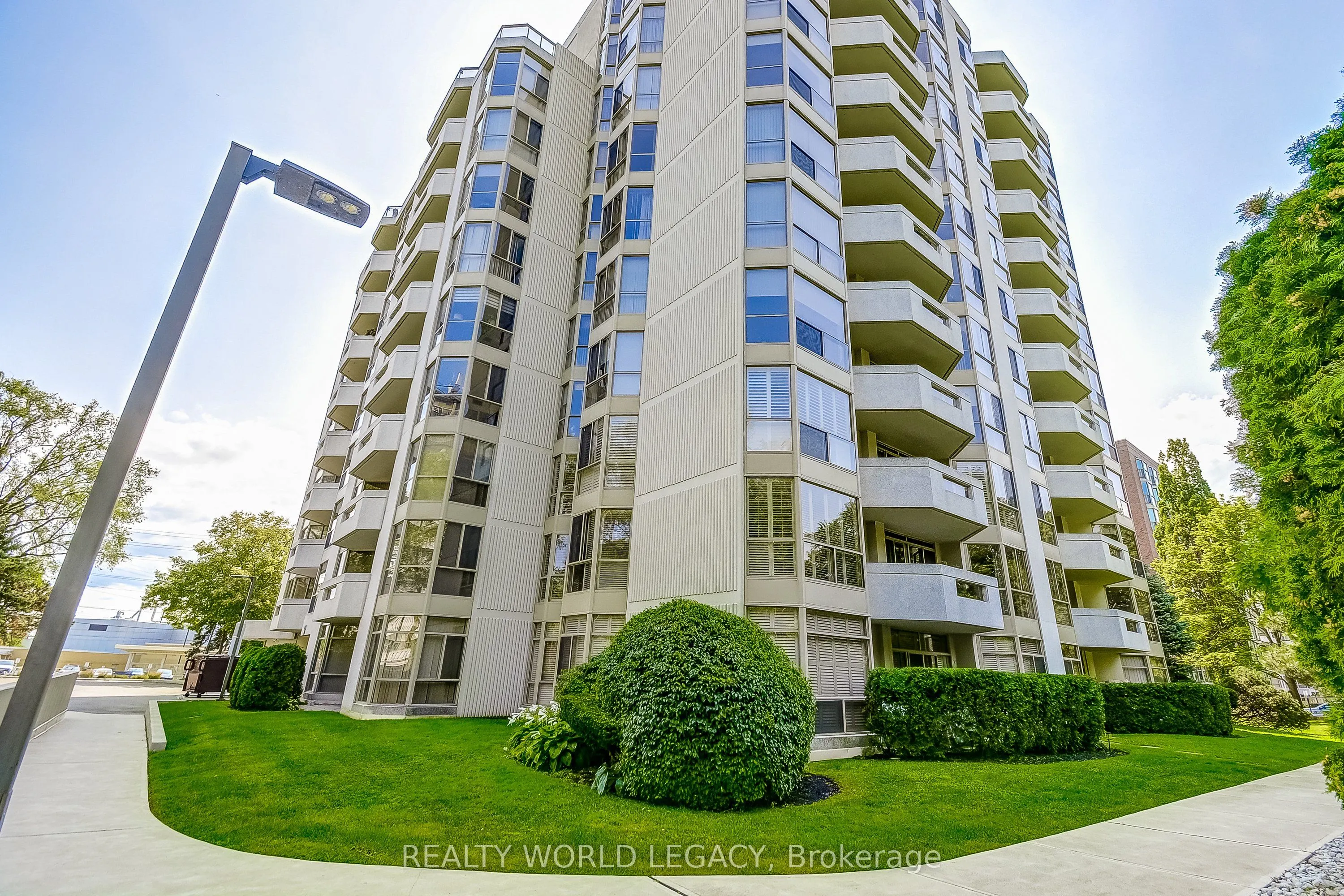 1237 North Shore Boulevard E, #906