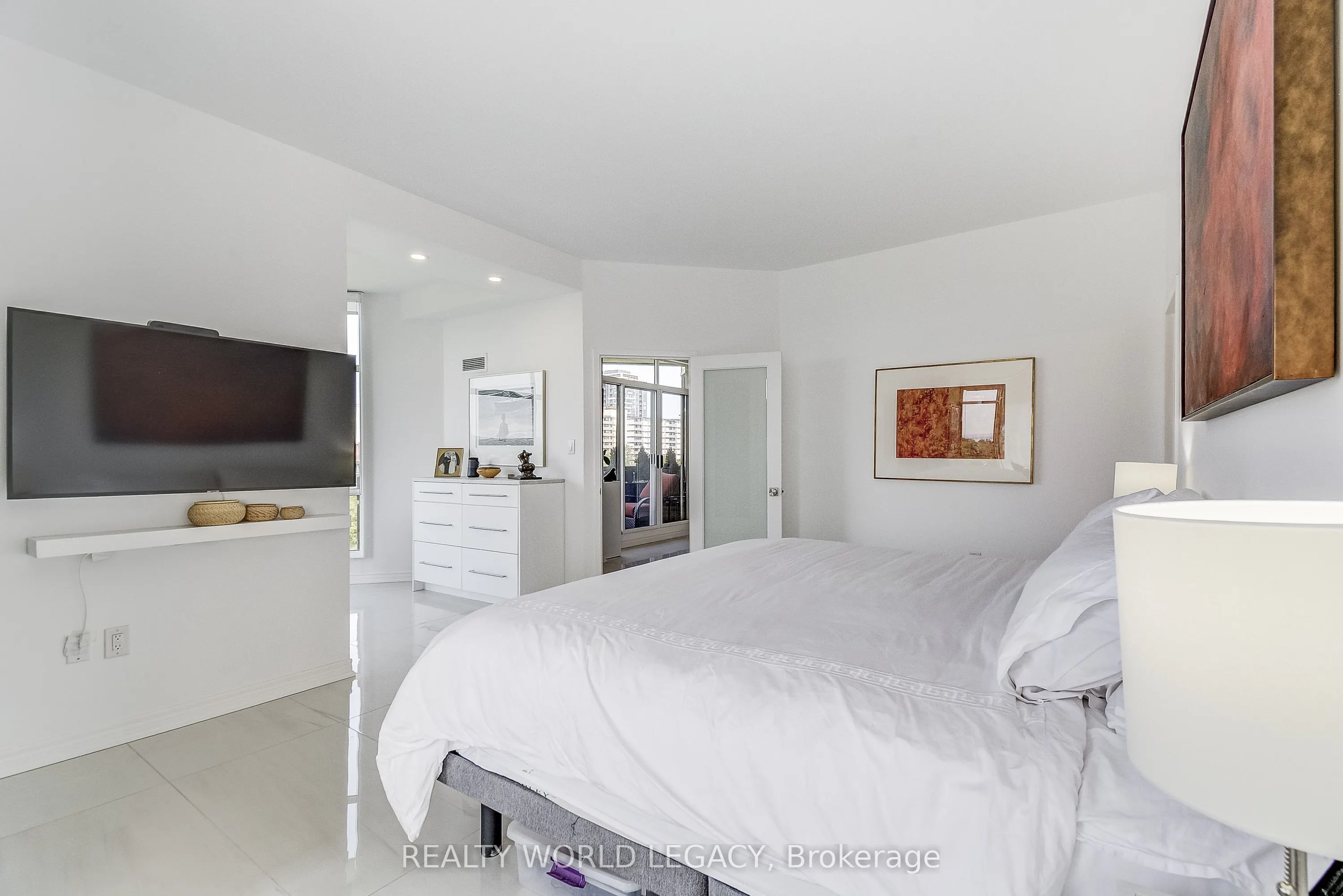 1237 North Shore Boulevard E, #906