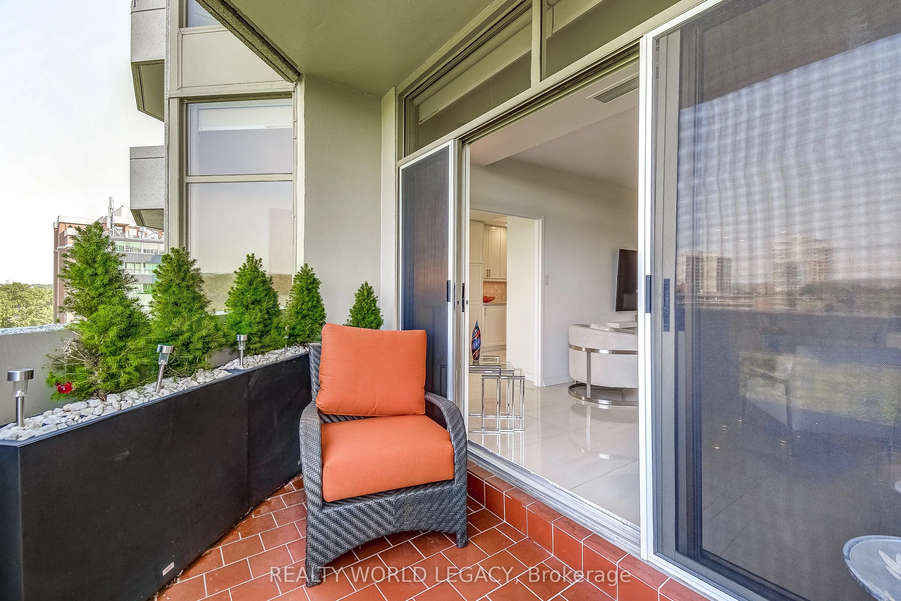 1237 North Shore Boulevard E, #906