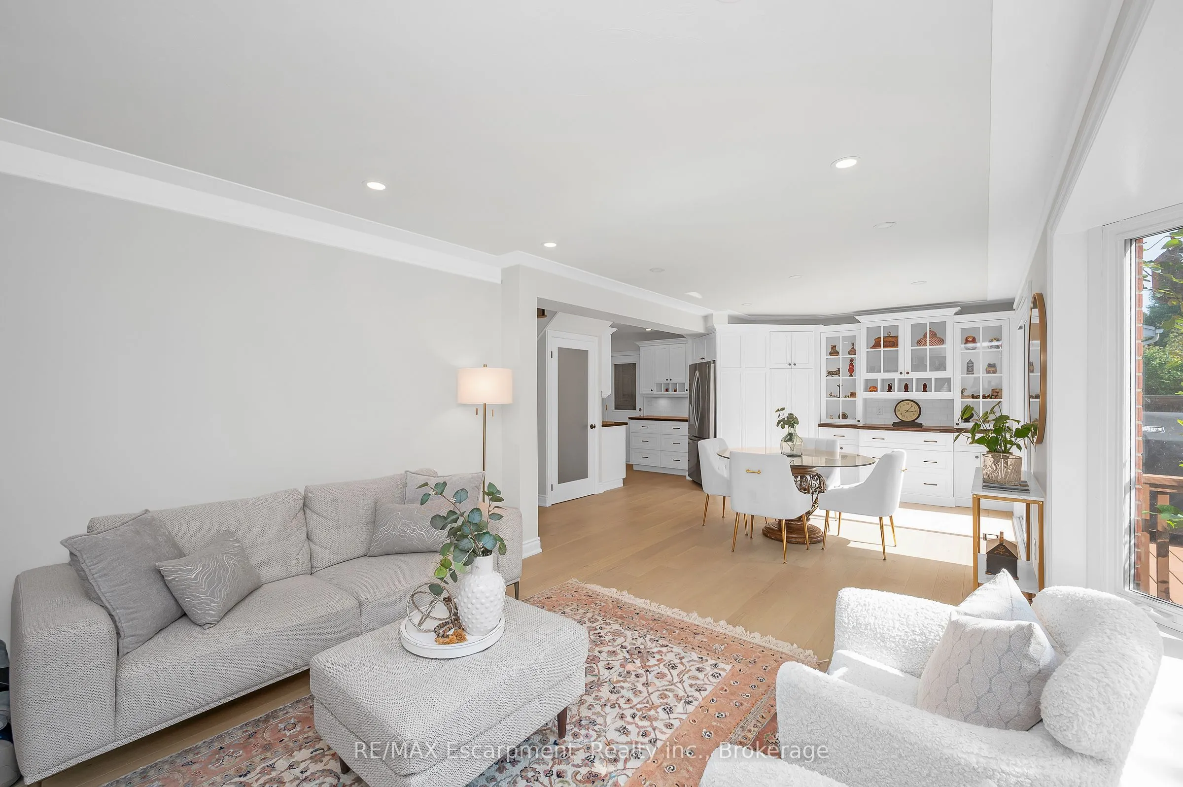 350 East Side Crescent