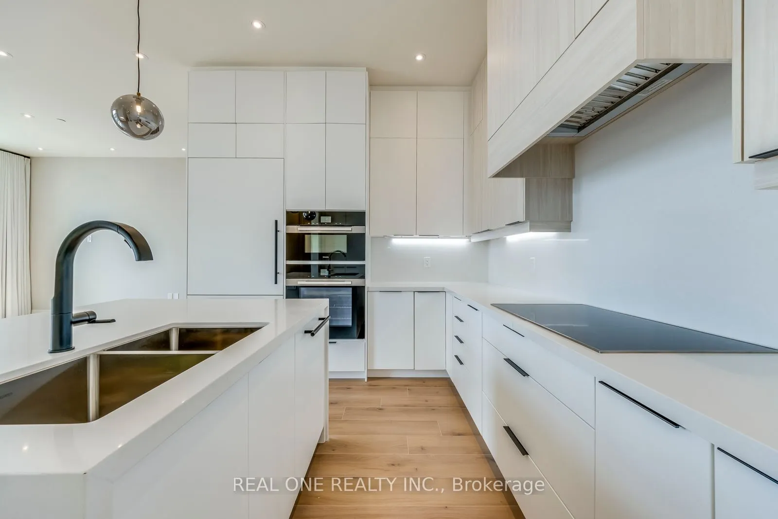 509 Dundas Street W, #815