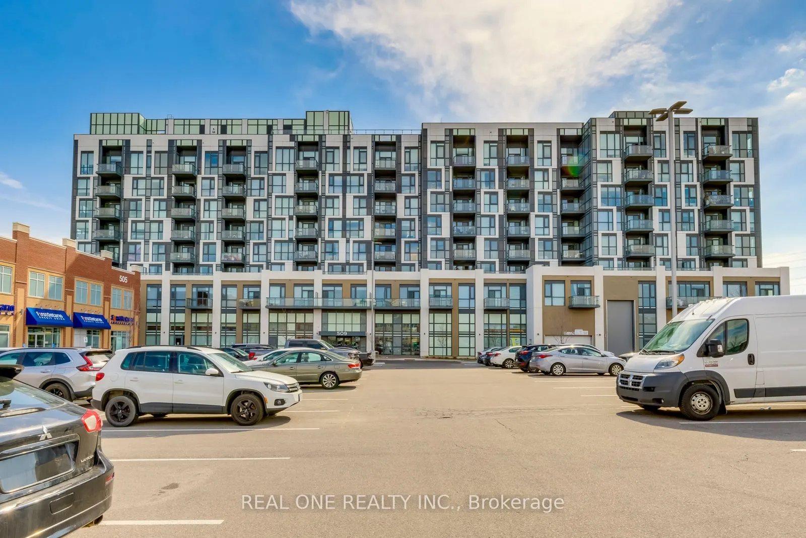 509 Dundas Street W, #815