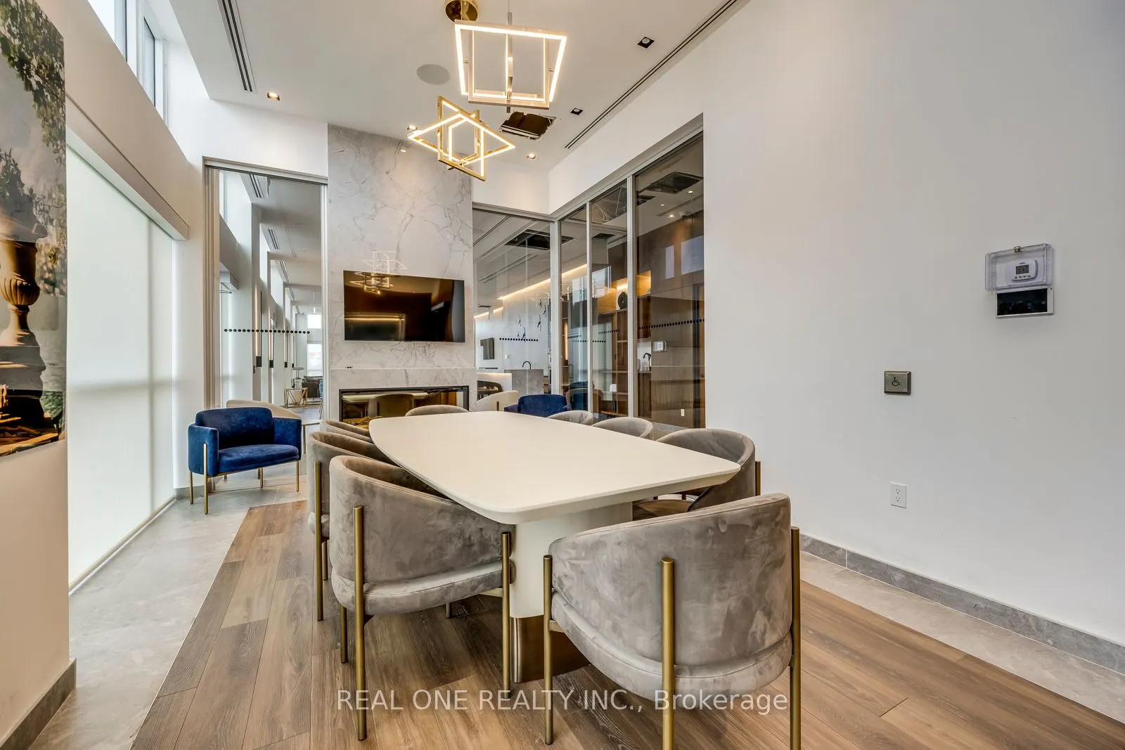 509 Dundas Street W, #815
