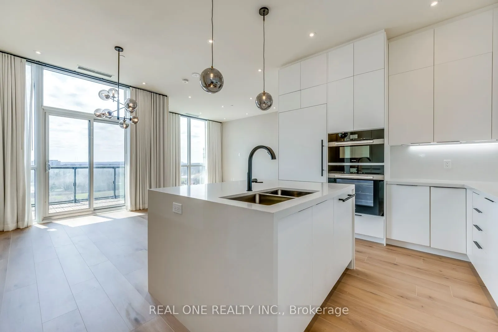 509 Dundas Street W, #815
