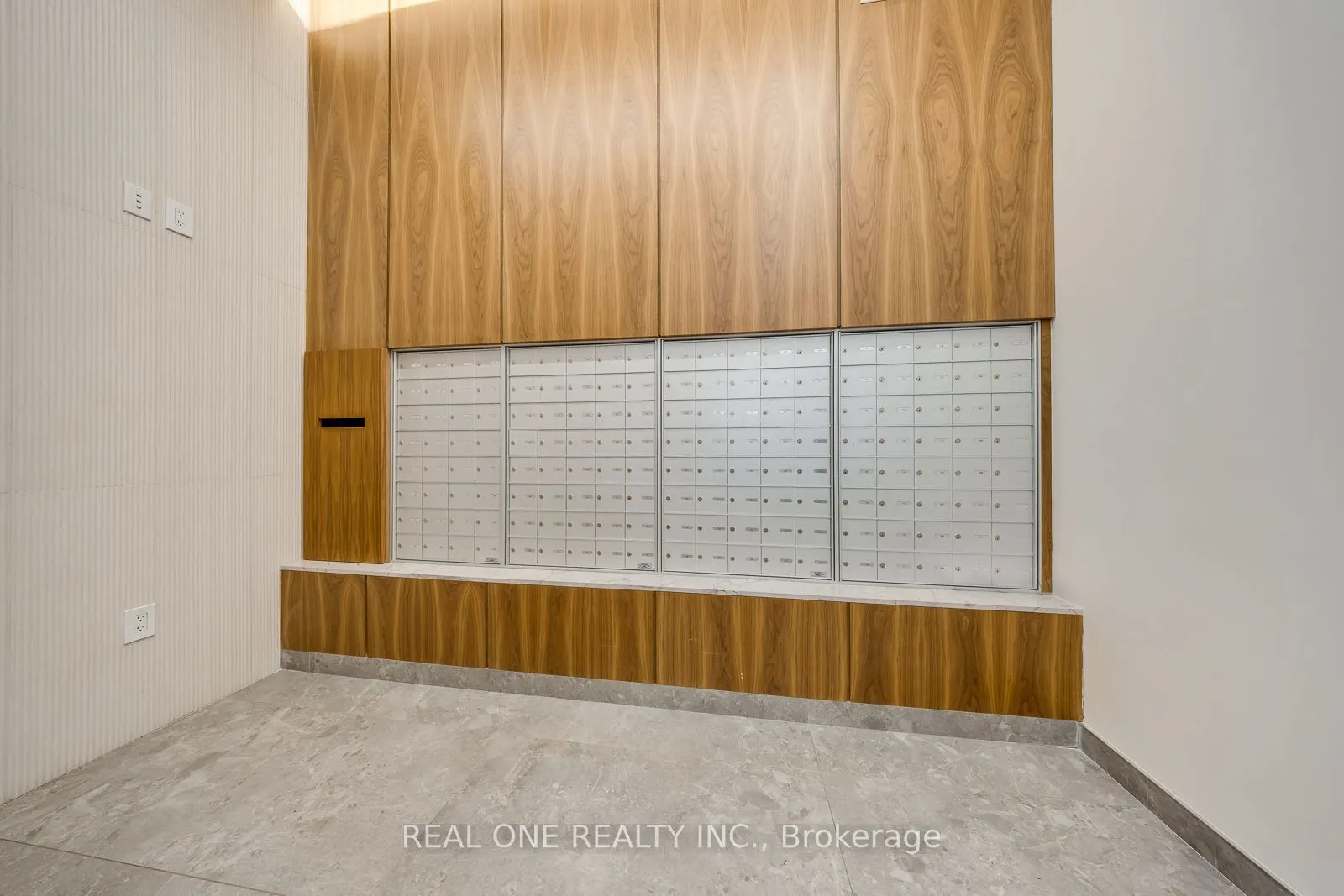 509 Dundas Street W, #815