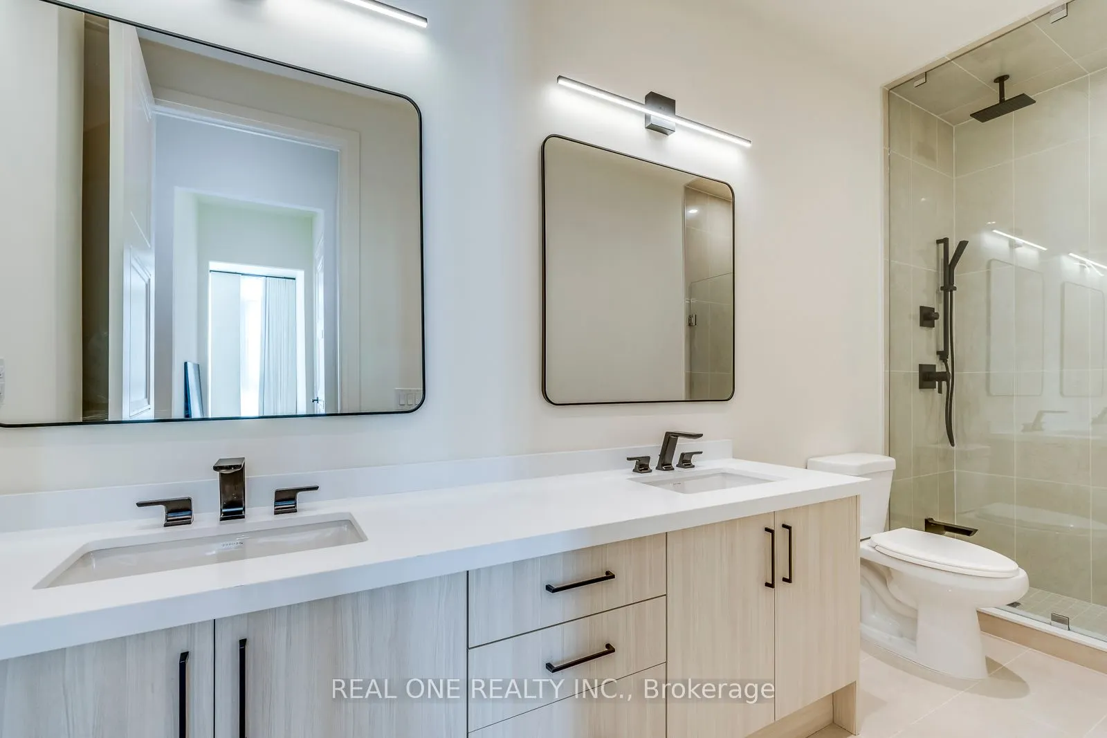 509 Dundas Street W, #815