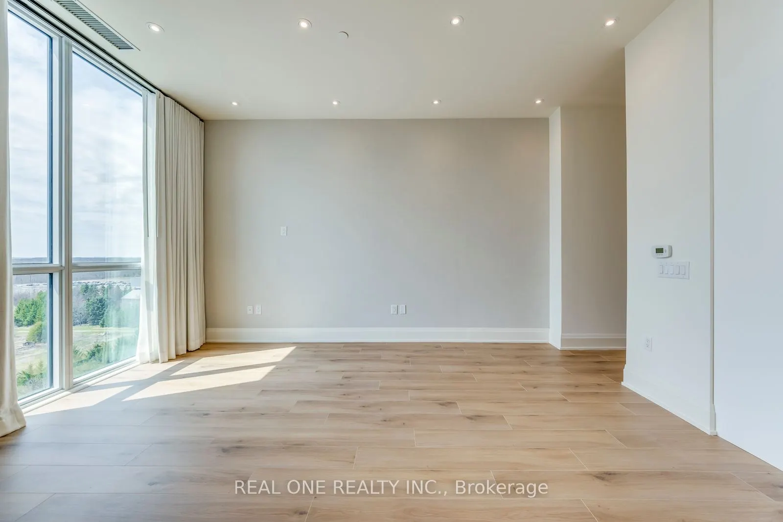 509 Dundas Street W, #815