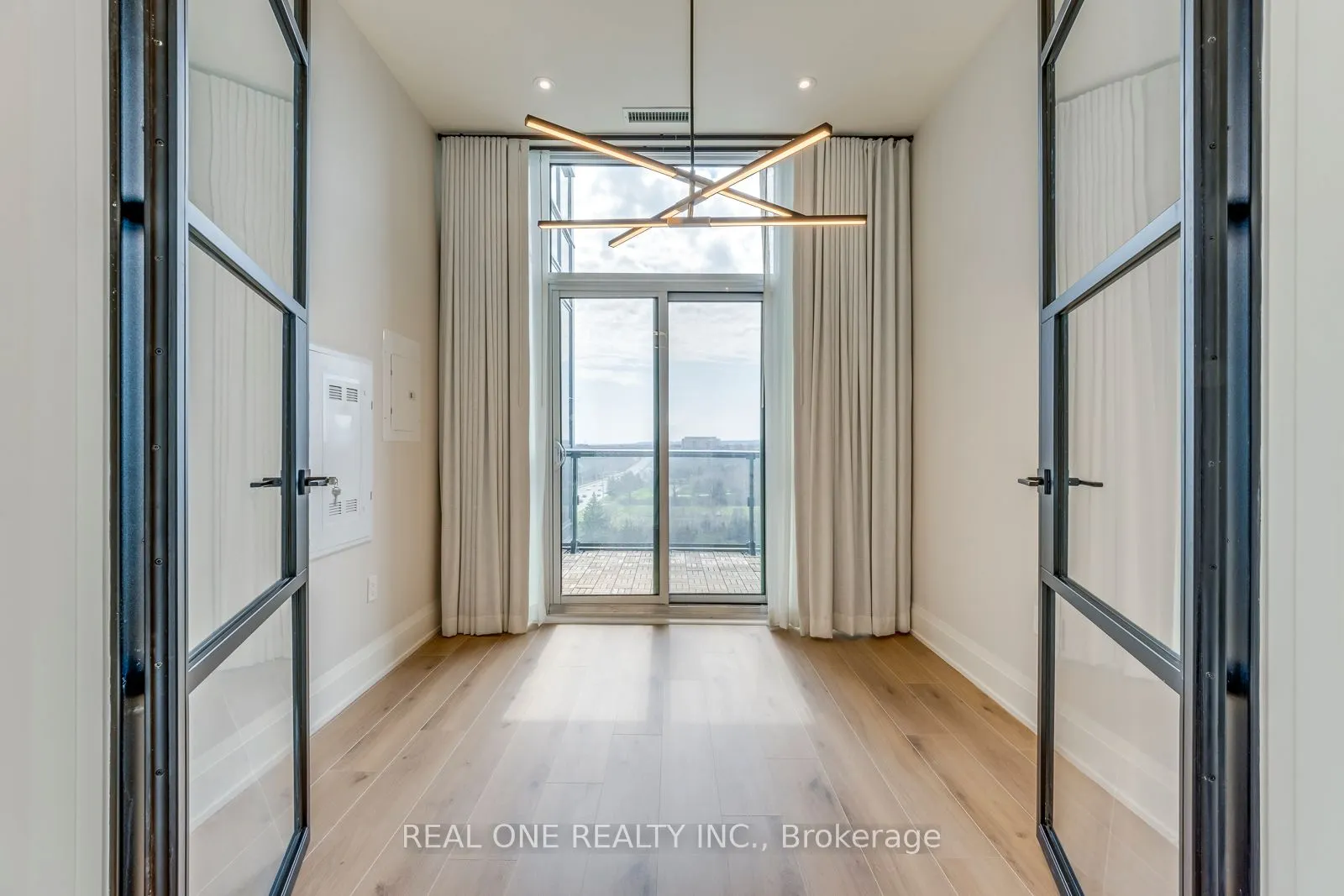 509 Dundas Street W, #815