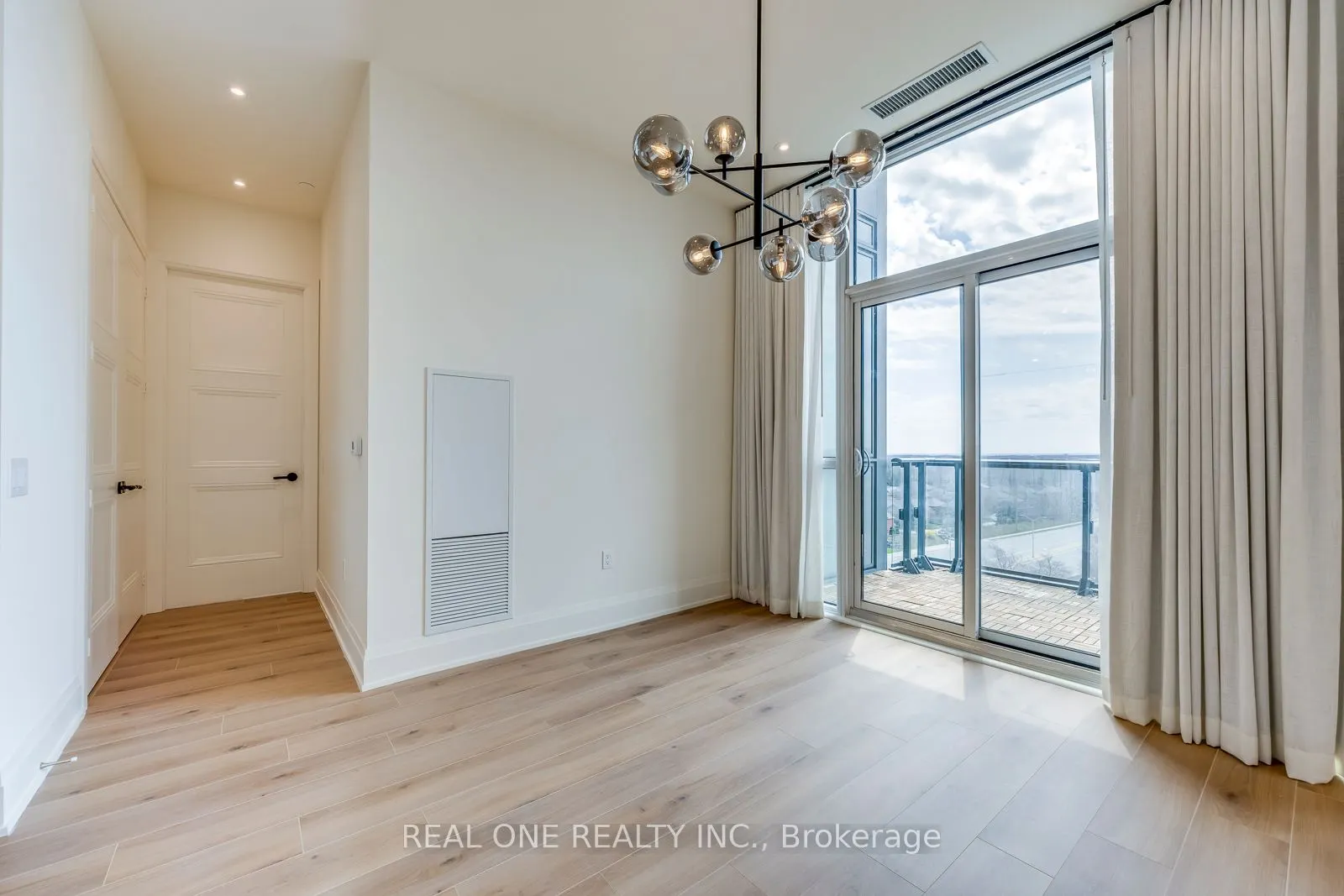 509 Dundas Street W, #815
