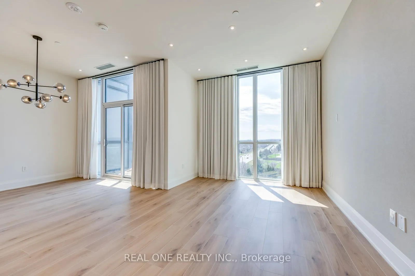509 Dundas Street W, #815