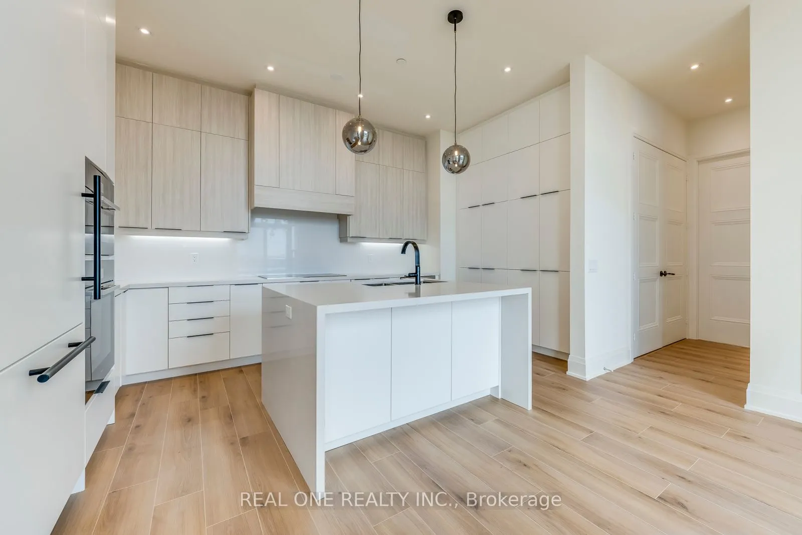 509 Dundas Street W, #815