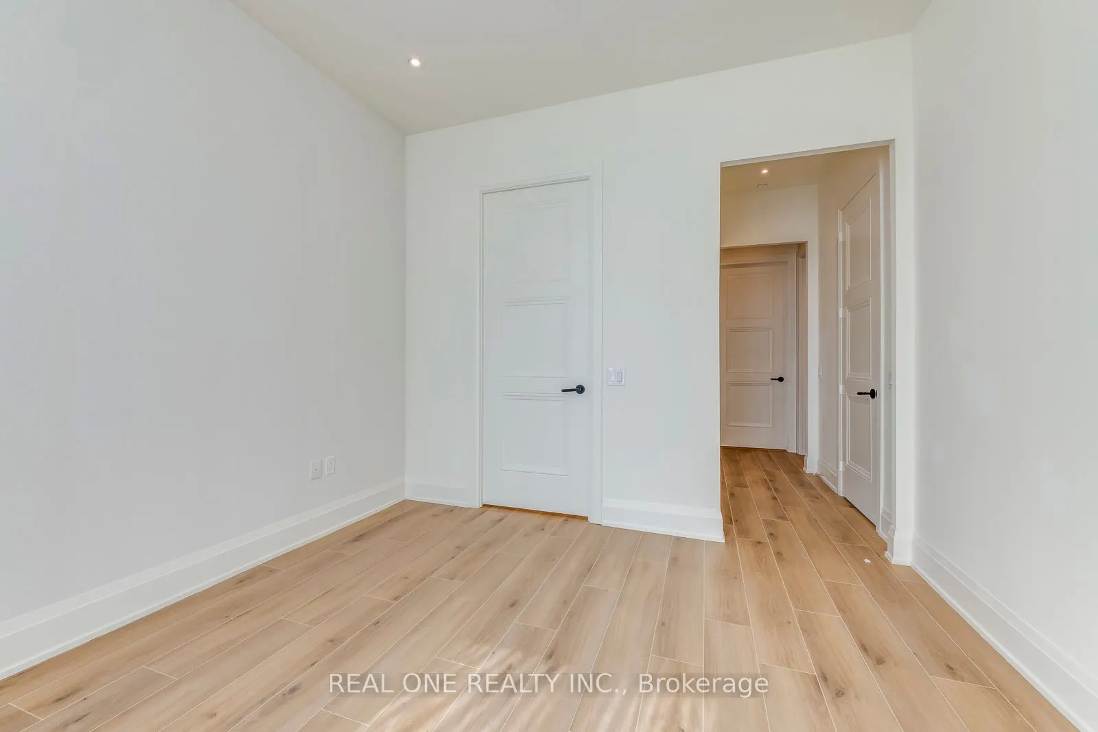 509 Dundas Street W, #815